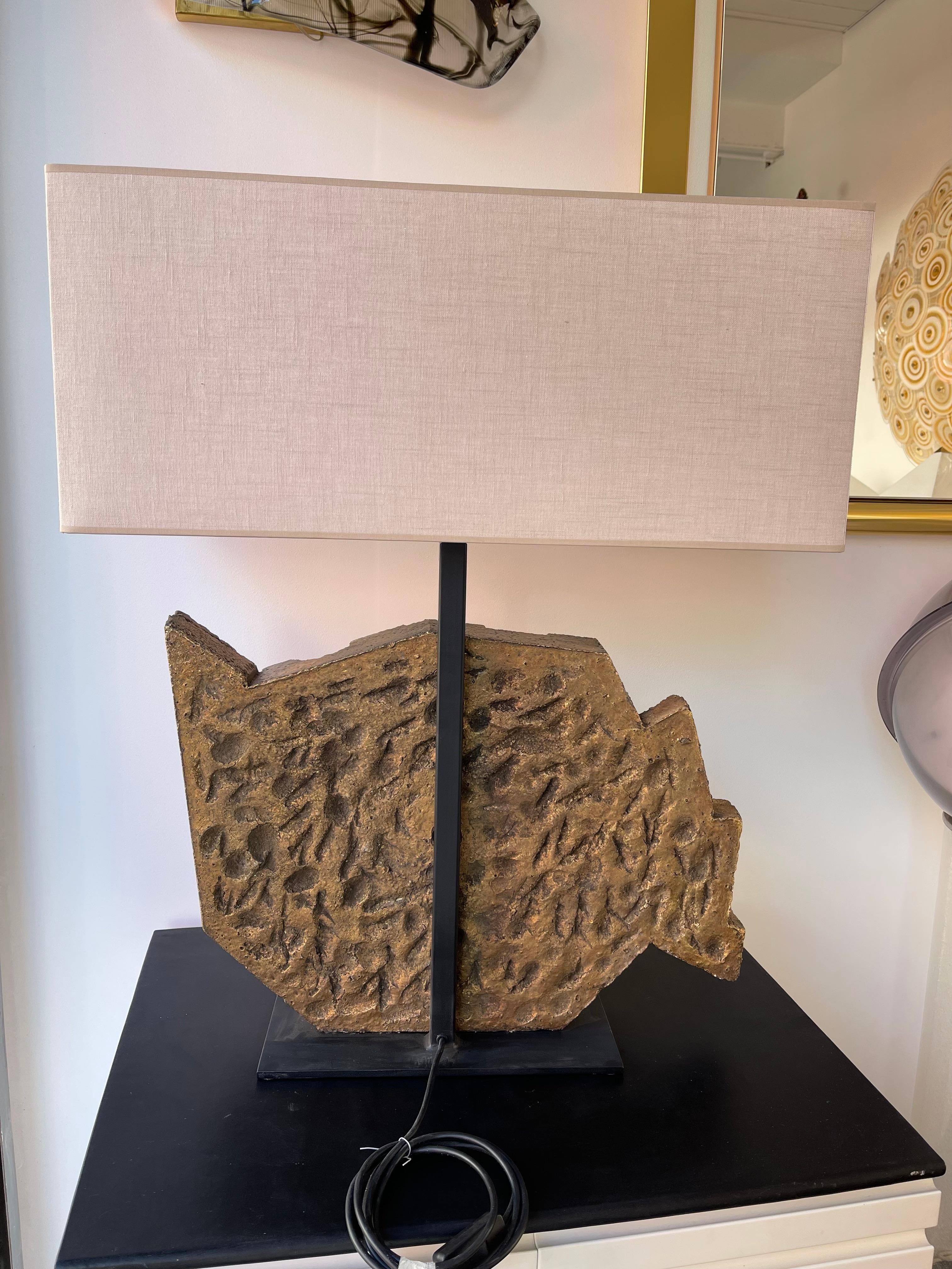 Pair of important sculpture table or bedside lamps by the italian artist Massimo Lunari, he has worked for the famous architects Savioli or Spadolini. The sculpture are made in gilt gold concrete mounted on a black lacquered structure, nice shades