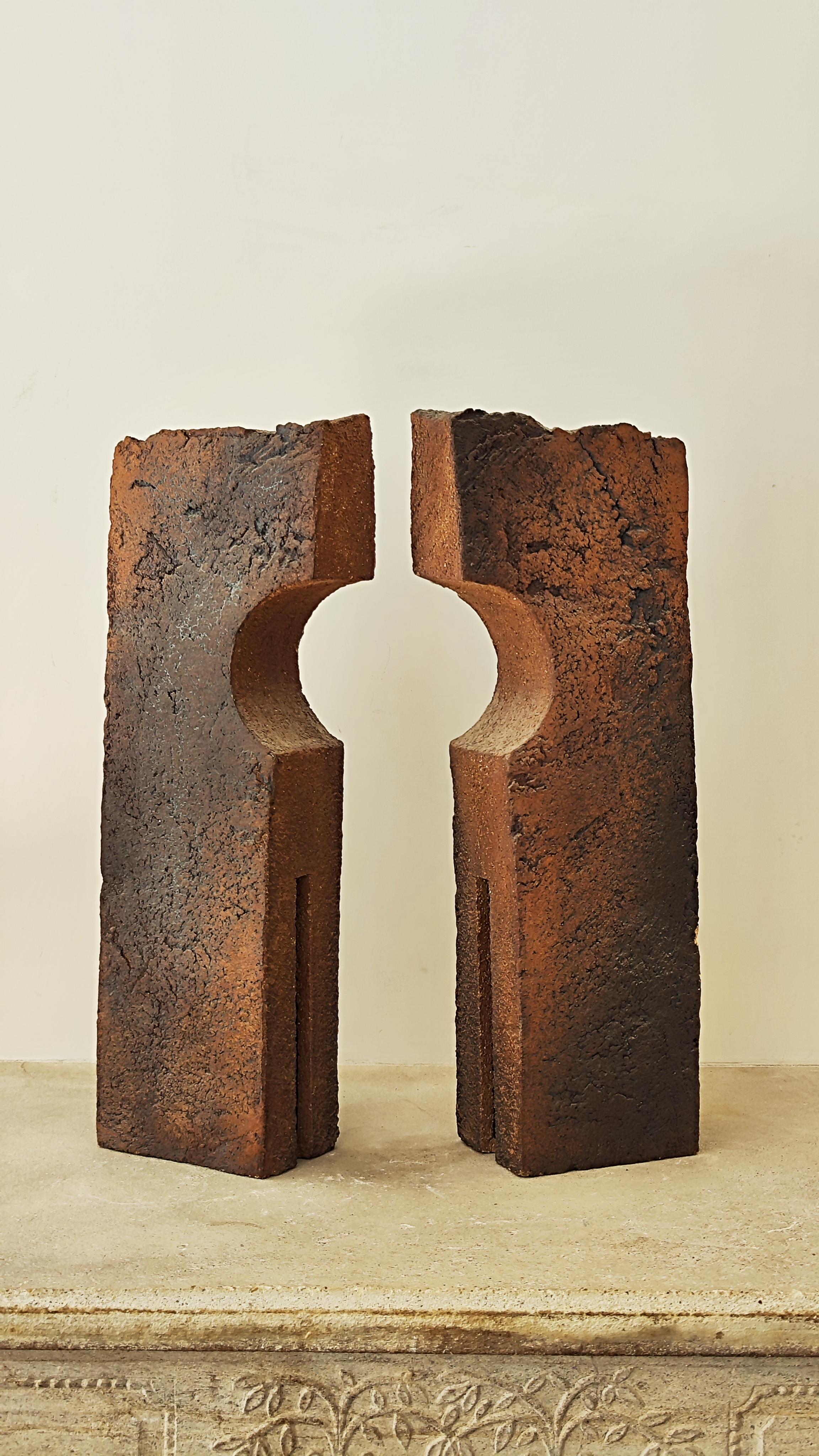 Set di due sculture in argilla chamotte, anni '70.
.
Dimensioni :
Altezza: 51 cm
Profondità: 17 cm
Larghezza: 9 cm
Peso approssimativo: 10 kg
Attribuito a Guy Bareff e nello spirito delle creazioni di Lucien Petit.
.
La Borne, Francia.
.
Due lievi