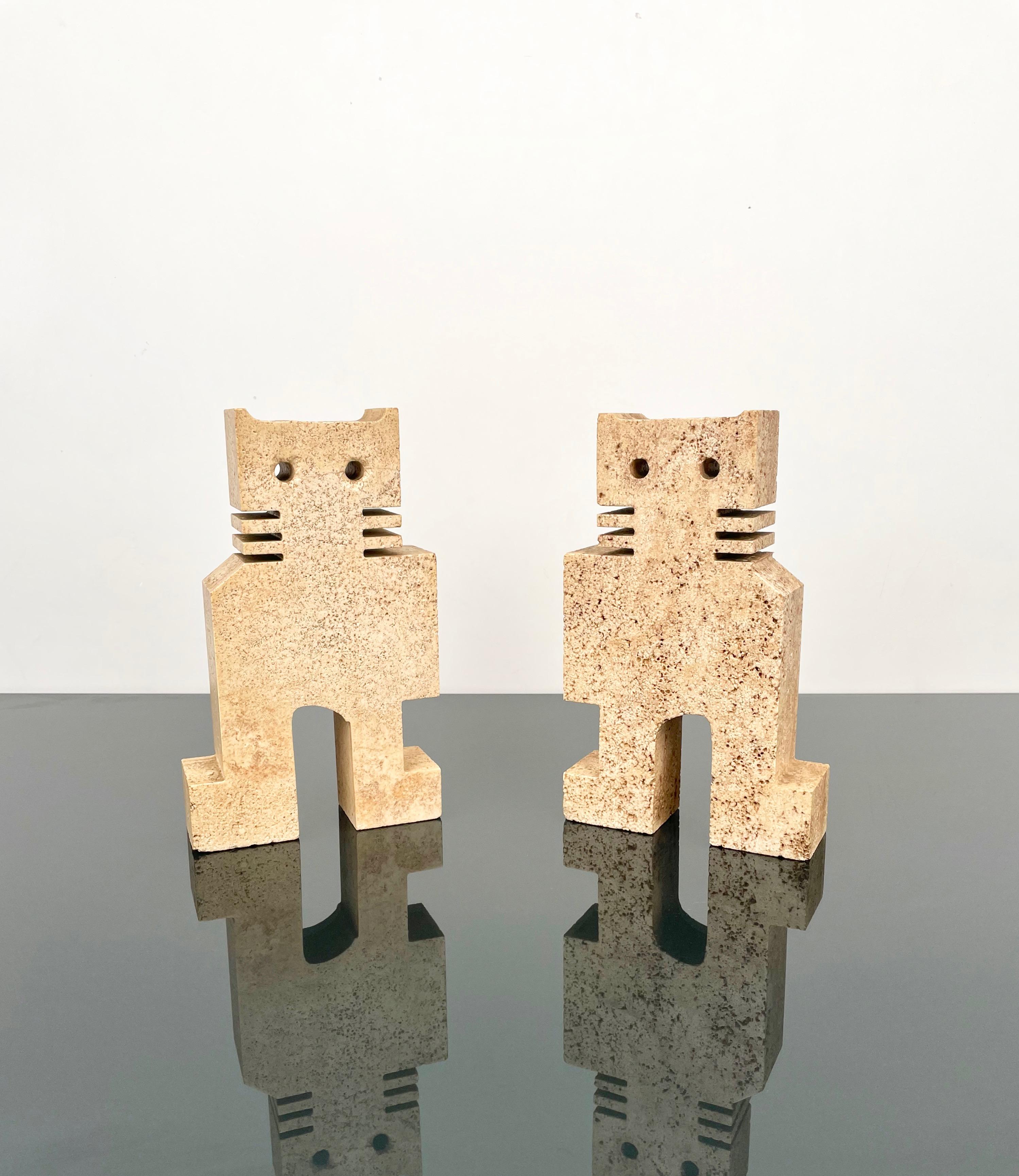 Amazing Pair of sculptures bookends in the shape of two cats in travertine attributed to Fratelli Mannelli.

Made in Italy in the Italy 1970s.

Weight: 2.4 Kg each.
 