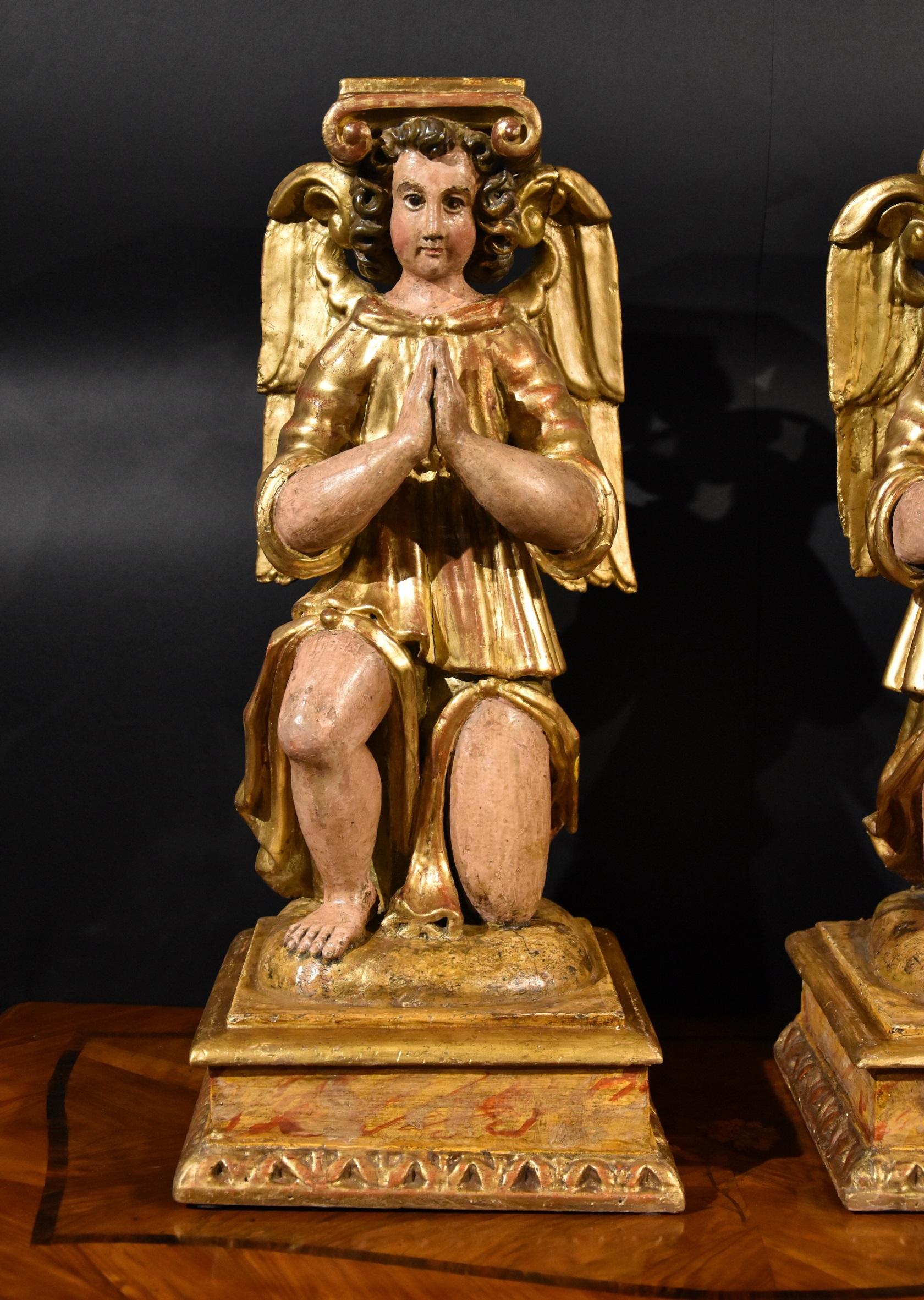 Paar Skulpturen geflügelte Engel, Holz, Toskana, 17./18. Jahrhundert, Altmeister, Goldkunst, Gold  – Sculpture von Pair of sculptures depicting two winged angels in carved wood