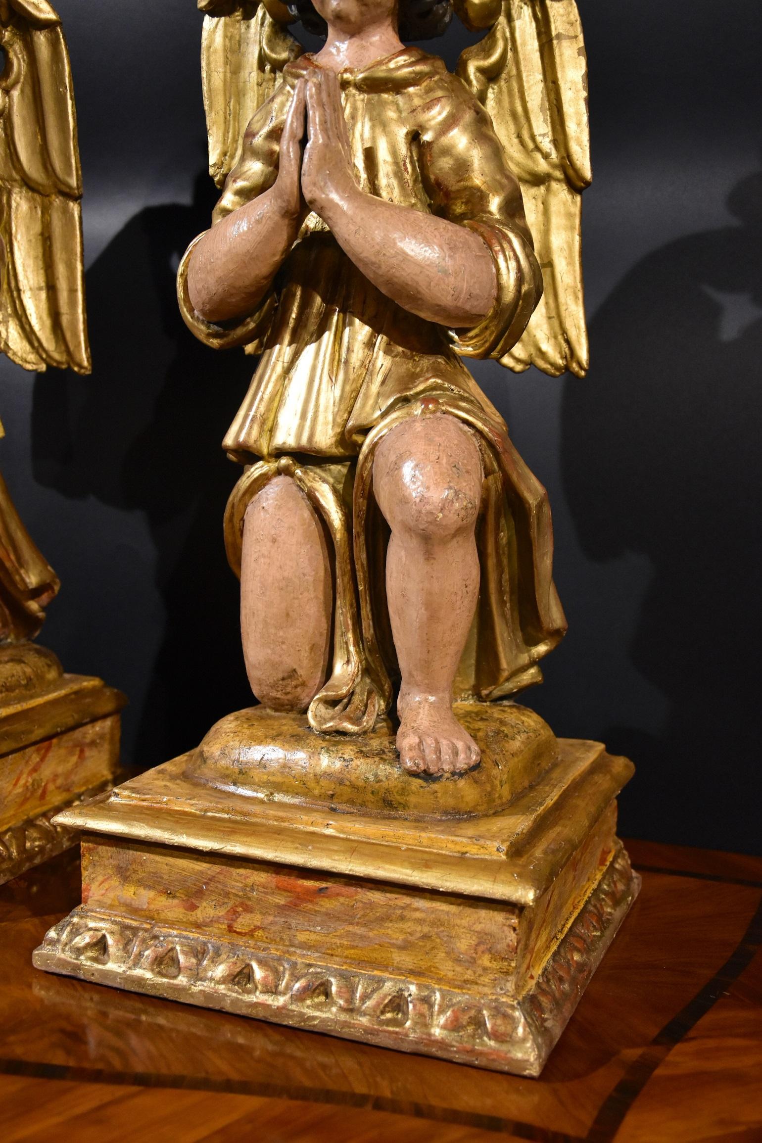 Pair of sculptures depicting two winged angels in carved wood

Tuscany, late 17th century

Carved, gilded and polychrome wood

Dimensions: Height 64 cm - width 29 cm. - depth 27 cm.

State of conservation: The sculptures are intact and are in good