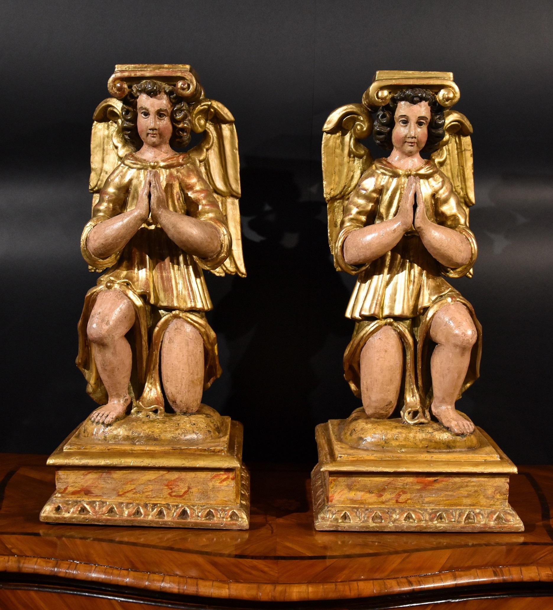 Pair of sculptures depicting two winged angels in carved wood Figurative Sculpture - Pair Sculptures Winged Angels Wood Tuscany 17/18th Century Old master Gold Art 