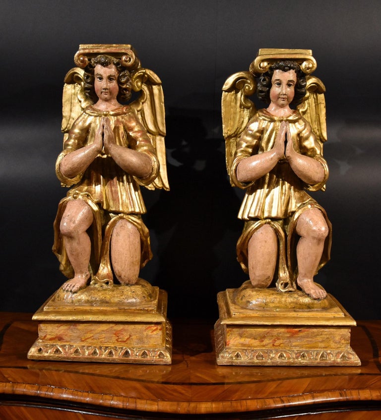Pair of sculptures depicting two winged angels in carved wood Figurative Print - Pair Sculptures Winged Angels Wood Tuscany 17/18th Century Old master Gold Art 