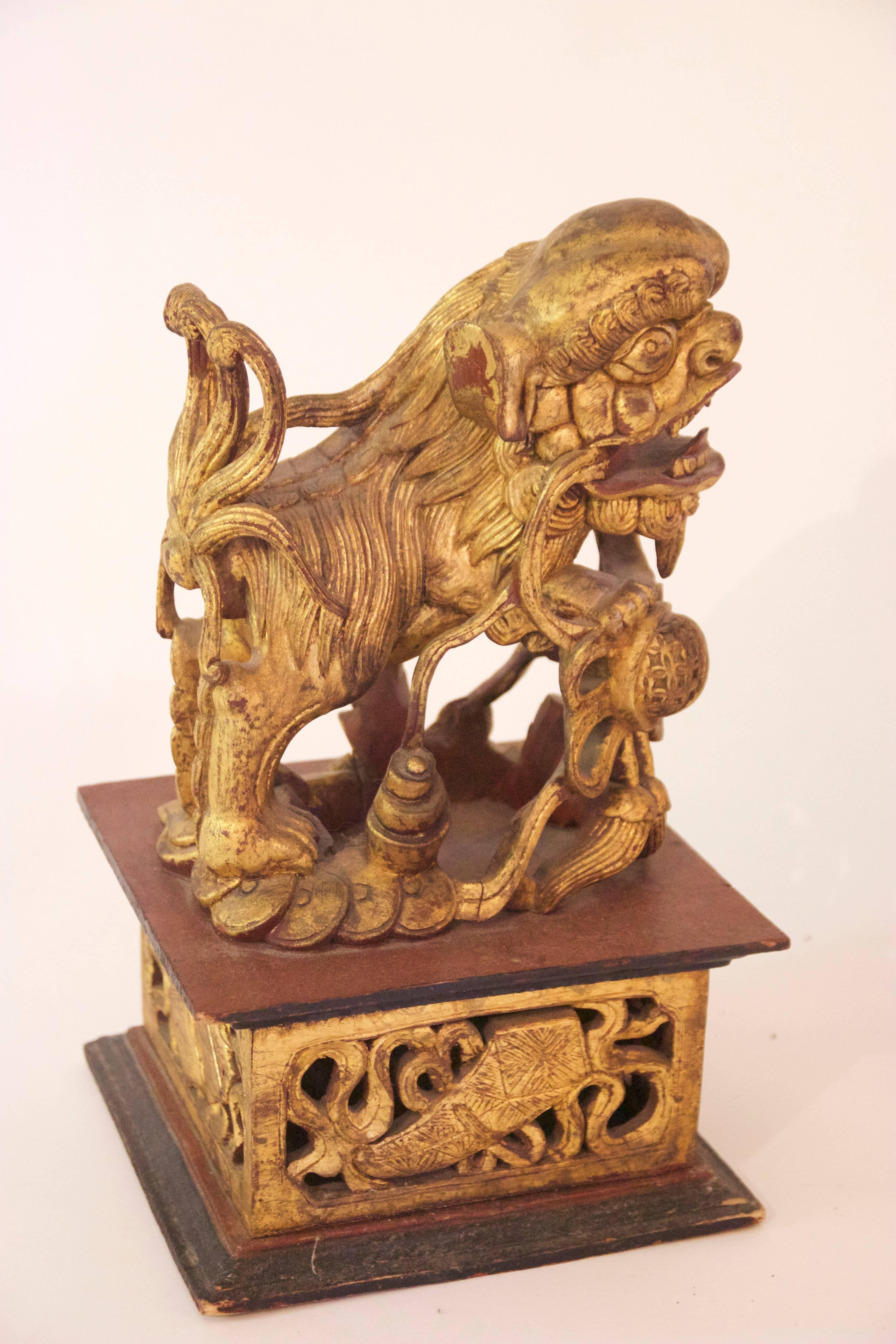 Pair of Sculptures, Dogs of Fô, Carved Wood with Gold Leaf, circa 1880, China 4