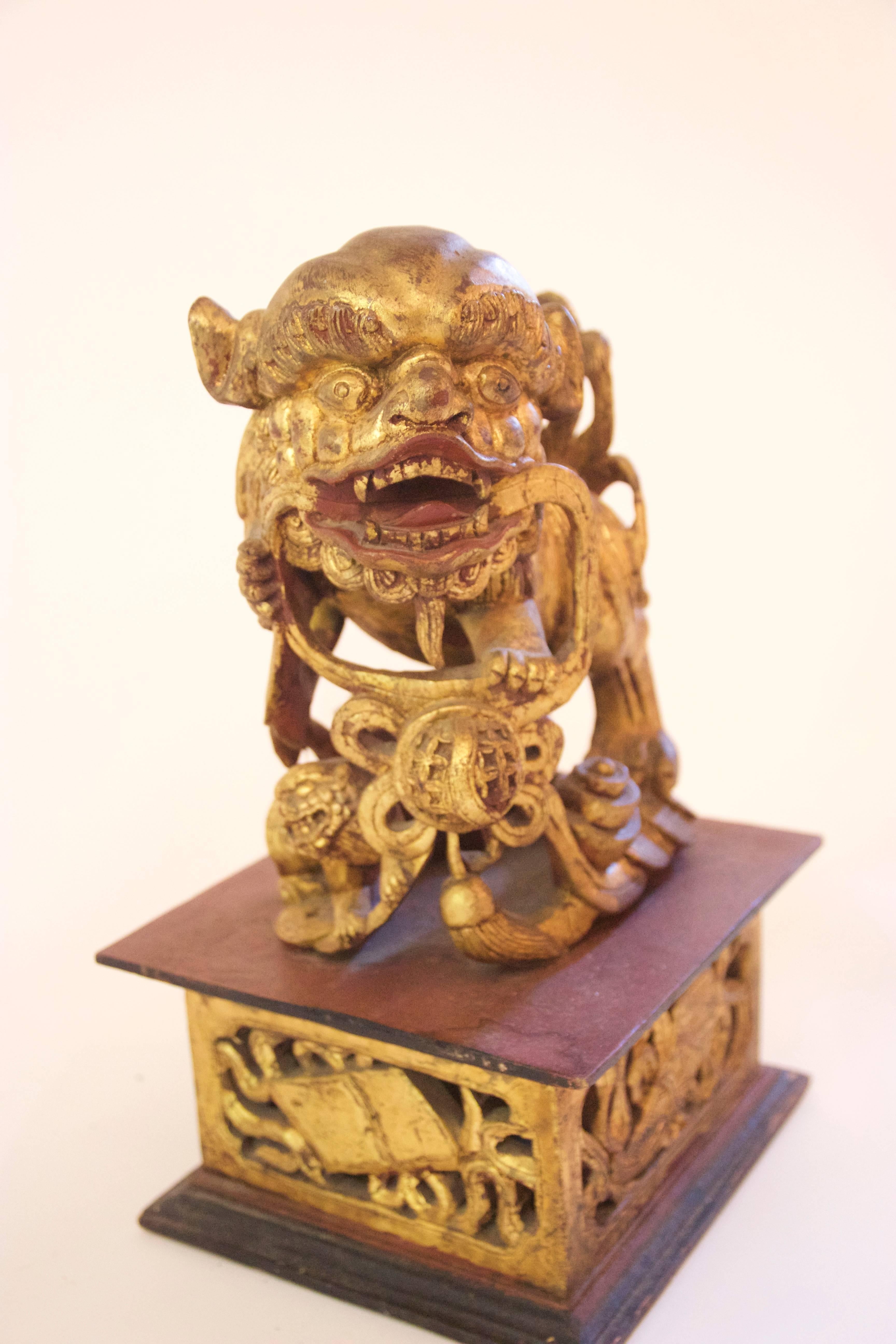 Pair of Sculptures, Dogs of Fô, Carved Wood with Gold Leaf, circa 1880, China 12