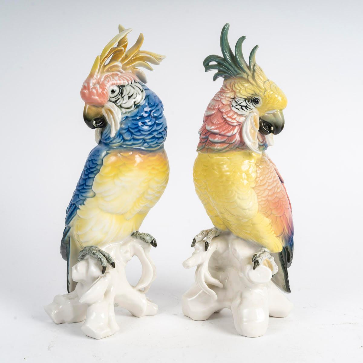 Coppia di sculture raffiguranti pappagalli, inizio XX secolo.

Coppia di pappagalli in porcellana del XX secolo, stile Napoleone III.
H. H. 28 cm, L. 11 cm, P. 11 cm.