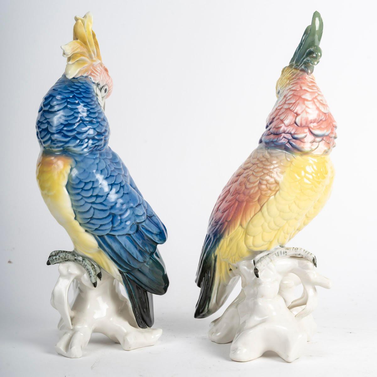 Porcellana Coppia di sculture raffiguranti pappagalli, inizio XX secolo. in vendita