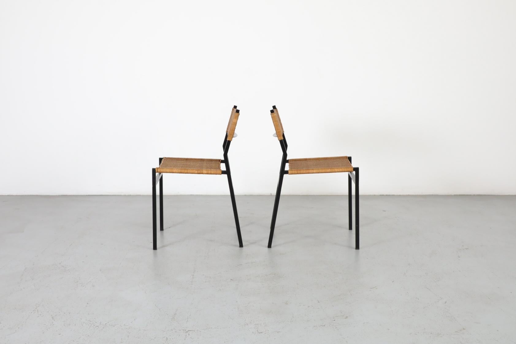 Paar Rattan-Esszimmerstühle „SE 05“ von Martin Visser für 't Spectrum, 1960 (Emailliert) im Angebot
