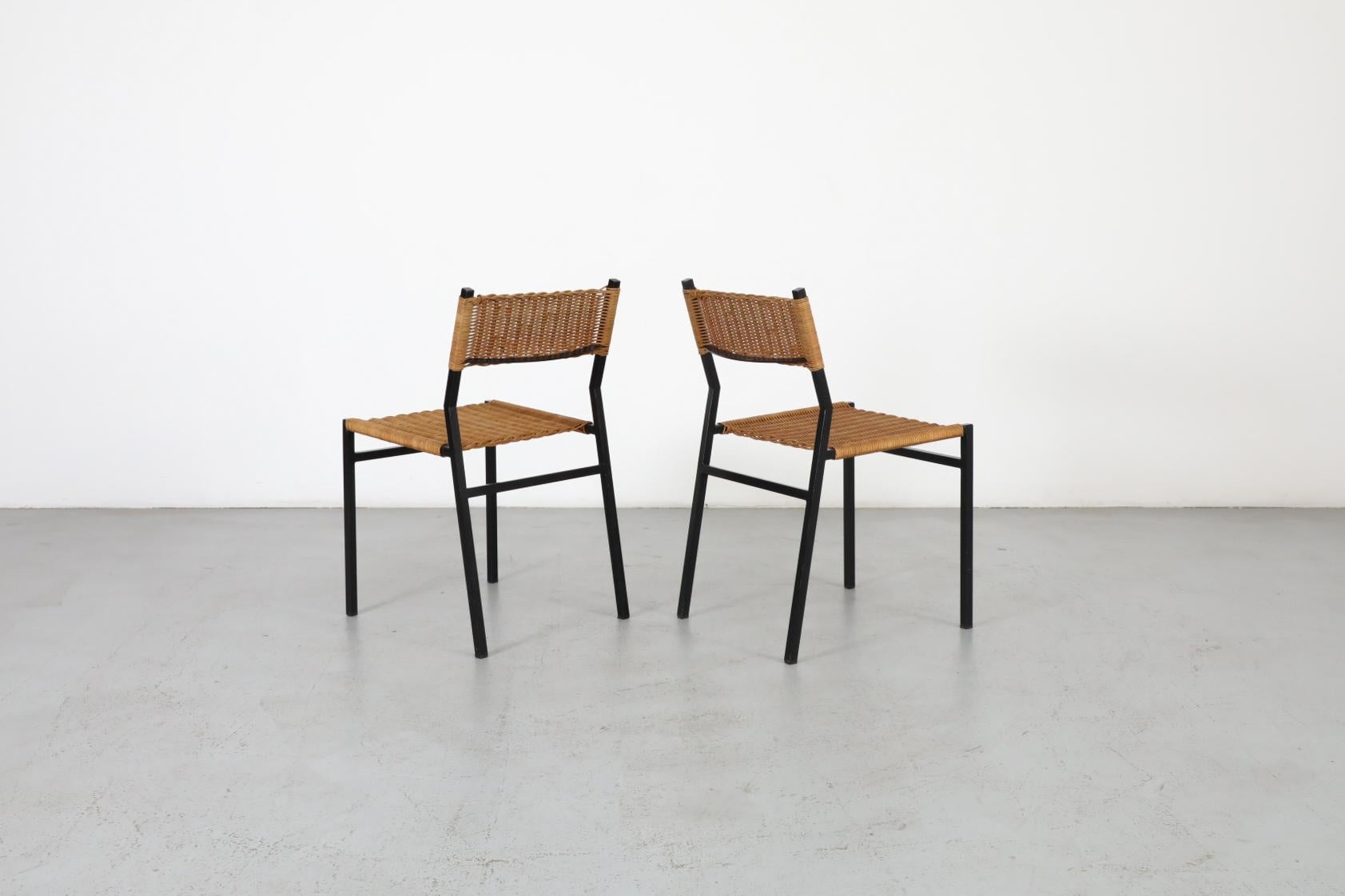 Paar Rattan-Esszimmerstühle „SE 05“ von Martin Visser für 't Spectrum, 1960 im Zustand „Gut“ im Angebot in Los Angeles, CA