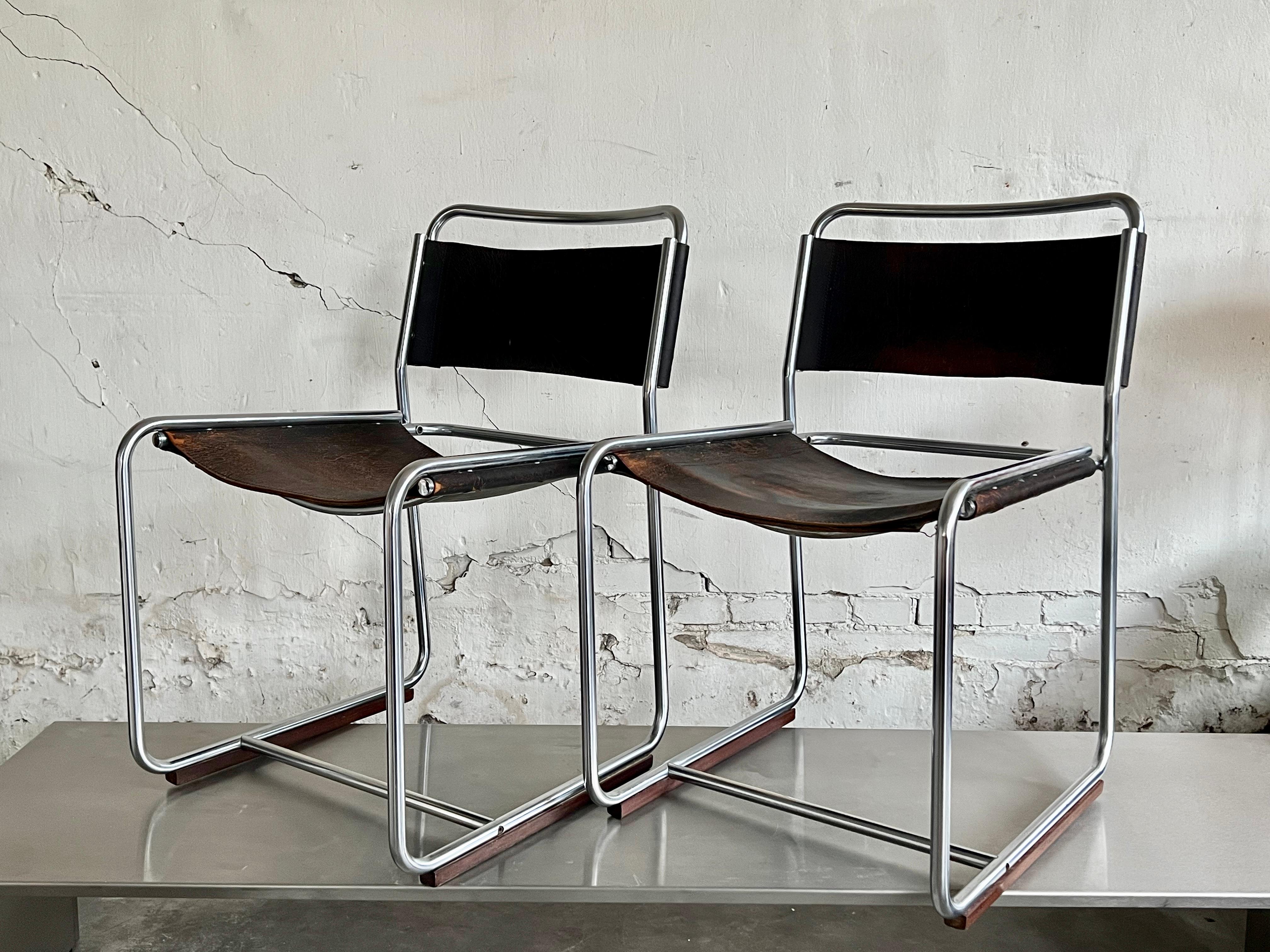 Rare paire de chaises SE18 des designers belges Claire Bataille et Paul Ibens, produite par 't Spectrum. Ce modèle n'a été produit que de 1971 à 1974. Très limité par rapport aux autres modèles d'AT&T, d'où leur rareté.
 
Le design est très