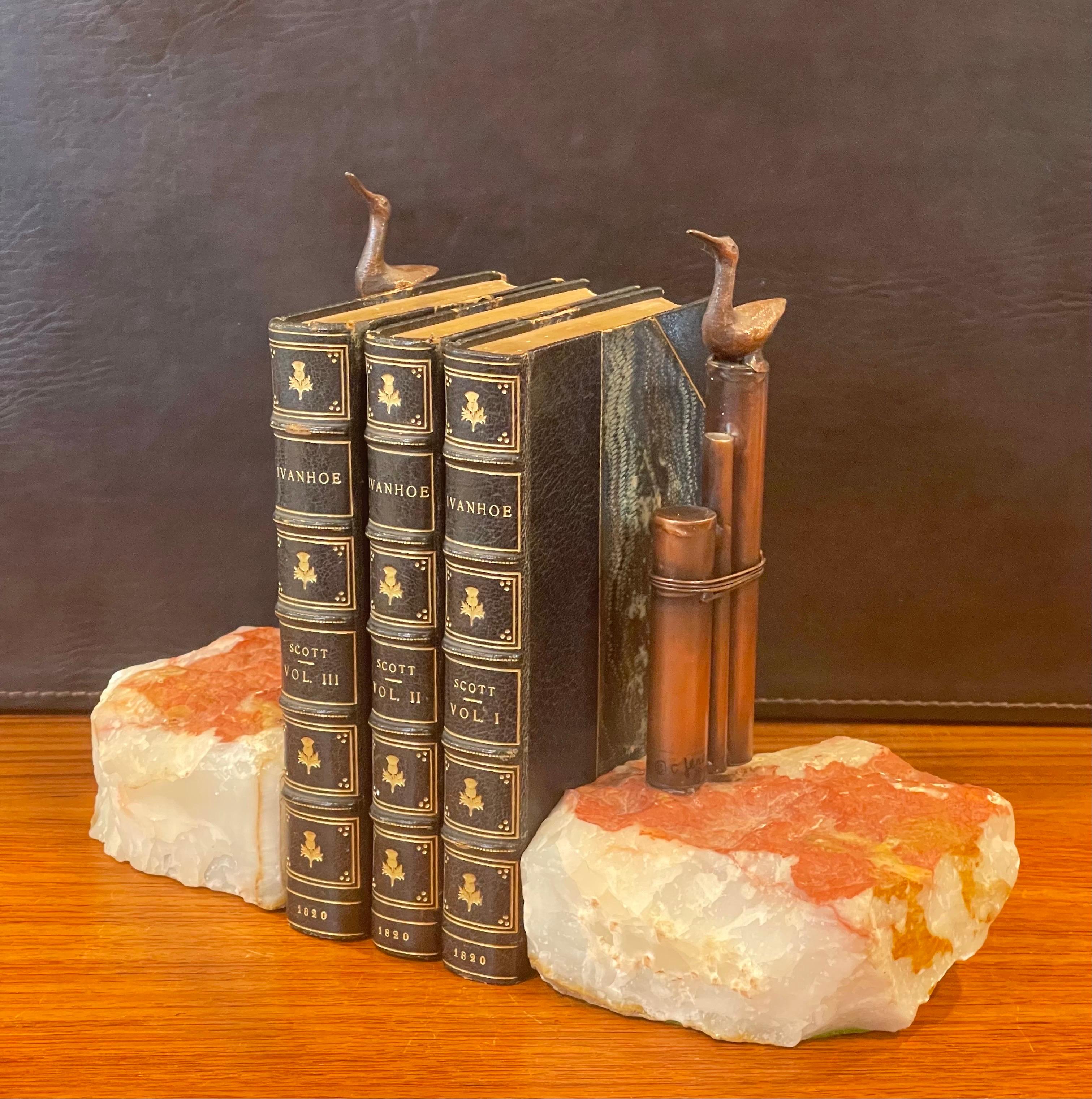 Mid-Century Modern Paire de serre-livres en pylon représentant des oiseaux de mer sur l'océan, par Curtis Jere pour Artisan House en vente