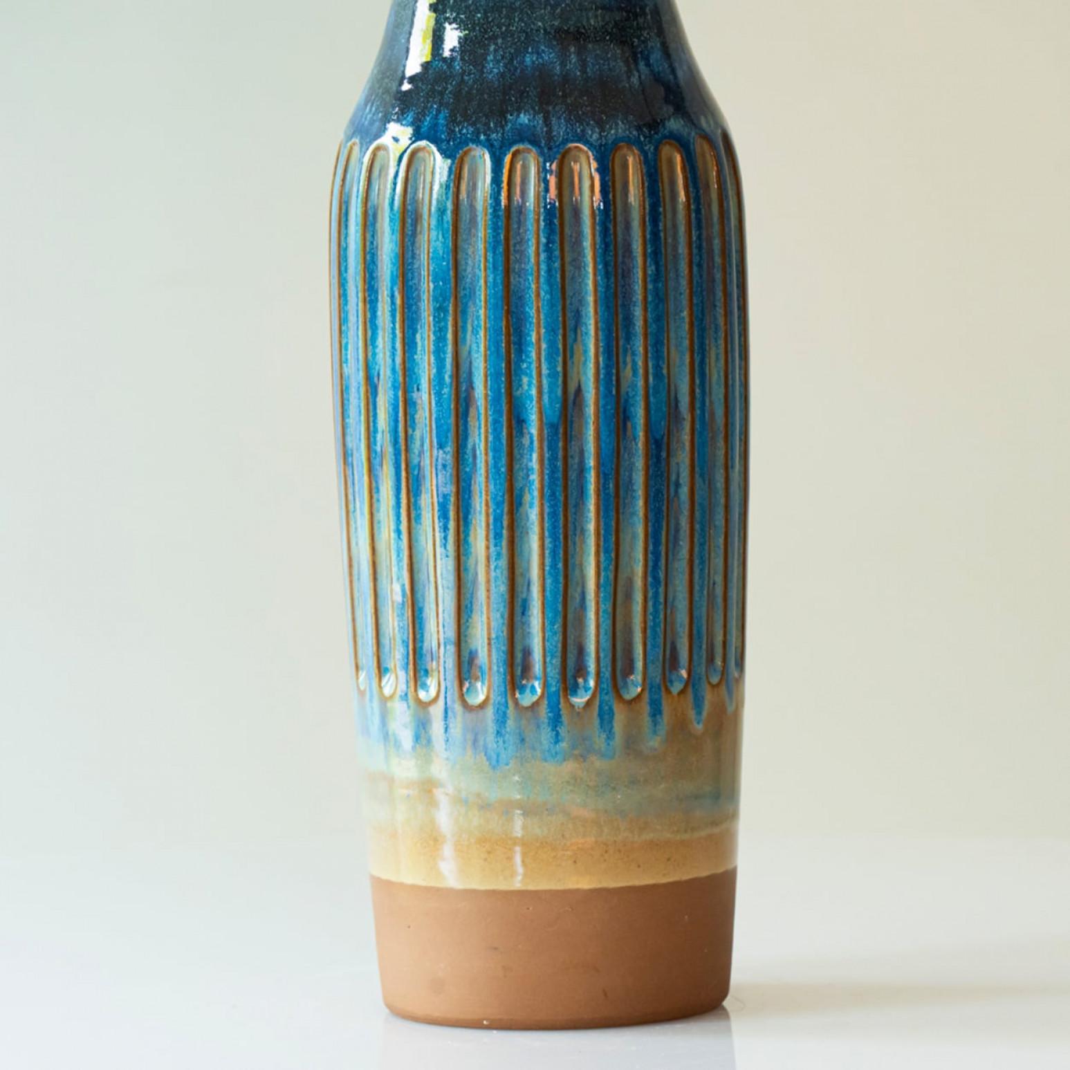 Pareja de lámparas de sobremesa de cerámica azul marino y marrón, pantalla de R. Houben en venta 2