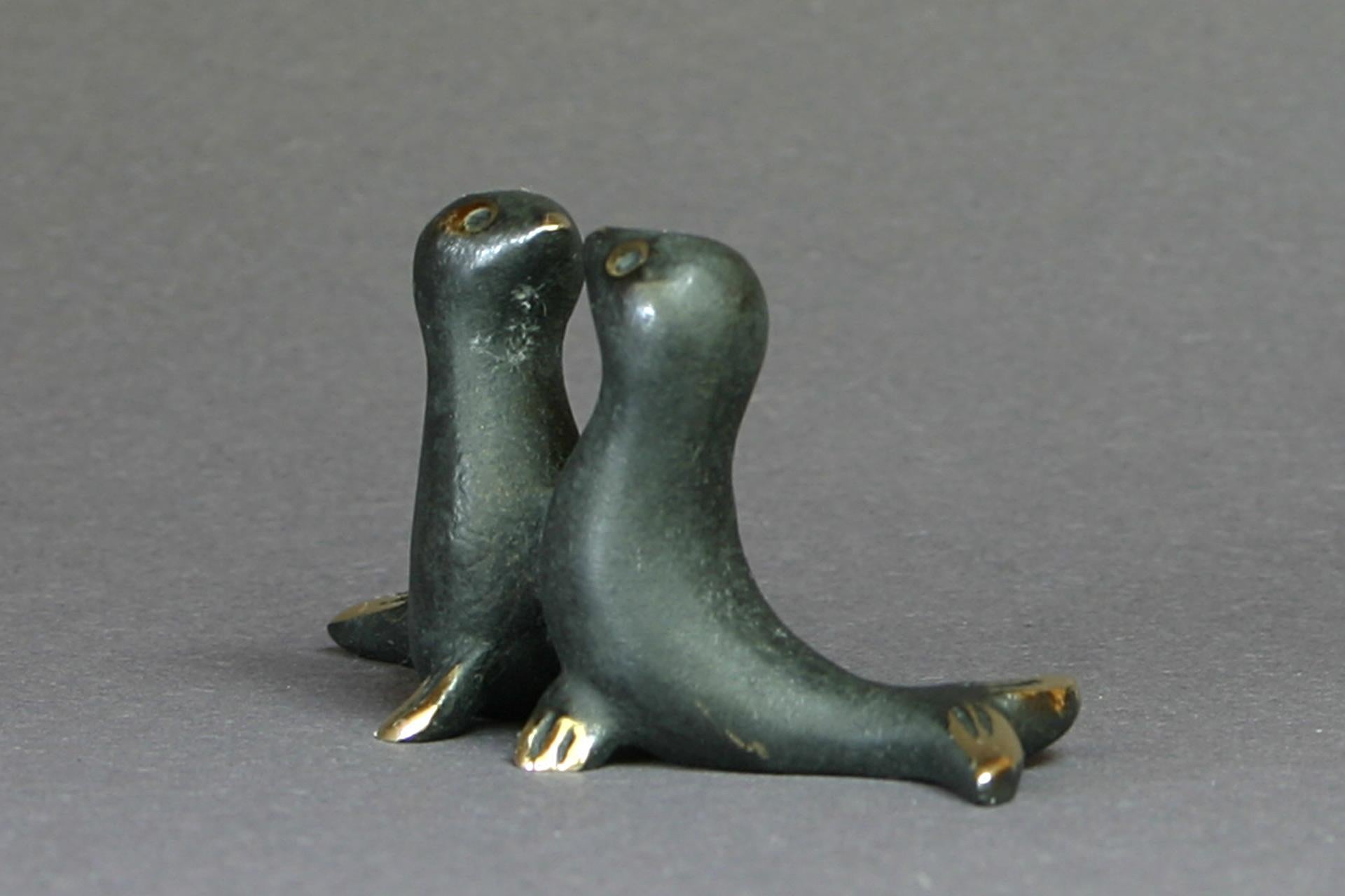 This pair of seals figurine was produced in Austria and is signed at the bottom: Bosse Austria. The piece comes together with a fabric pouch, including a certificate, too. Each figure is special in its own way and requires 14 work steps.
Model N° BO
