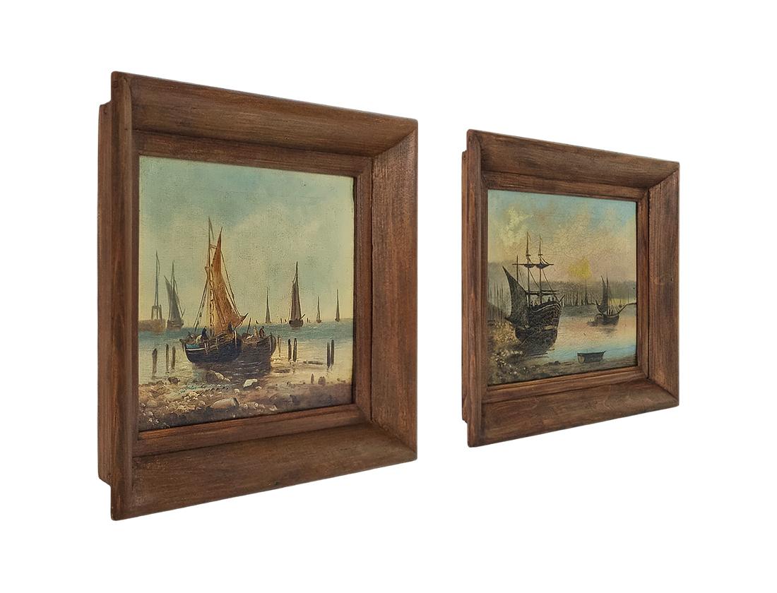 Paire de peintures sur toile encadrées dans le style de l'école hollandaise du XVIIIe siècle, vers 1910. Elles représentent un paysage côtier avec des voiliers sur la plage, des bateaux et des barques. Les navires à l'ancre déchargent leurs prises.