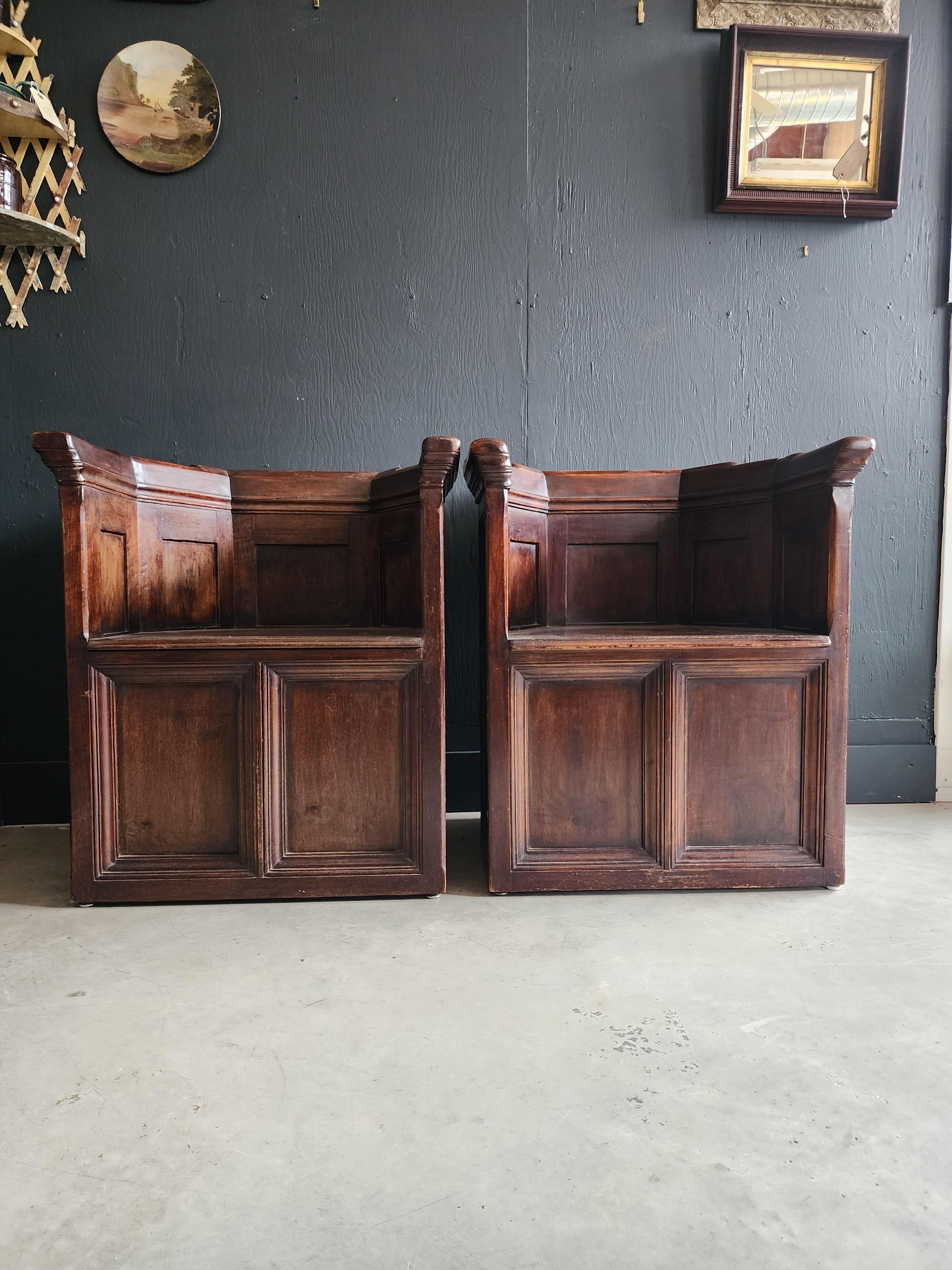 Renaissance Revival Pair of Italian Chairs Tuscany Sedile a Pozzetto 