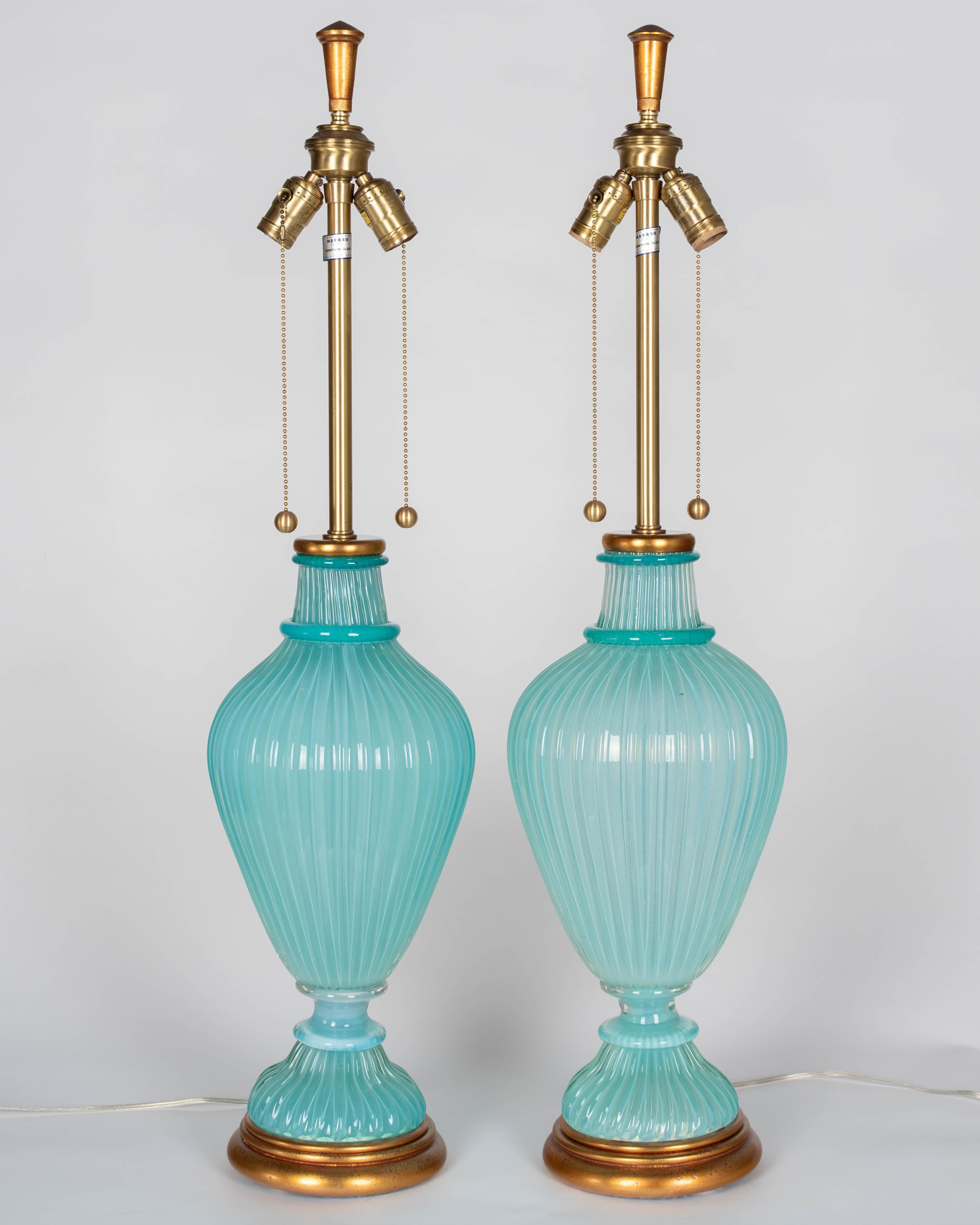 Ein Paar große aquablaue Murano-Glas-Tischlampen von Archimede Seguso für The Marbro Lamp Company. Das mundgeblasene Glas besteht aus zwei Teilen mit geripptem Körper. Die wunderschöne opalisierende Farbe ähnelt dem Tiffany-Blau. Eleganter
