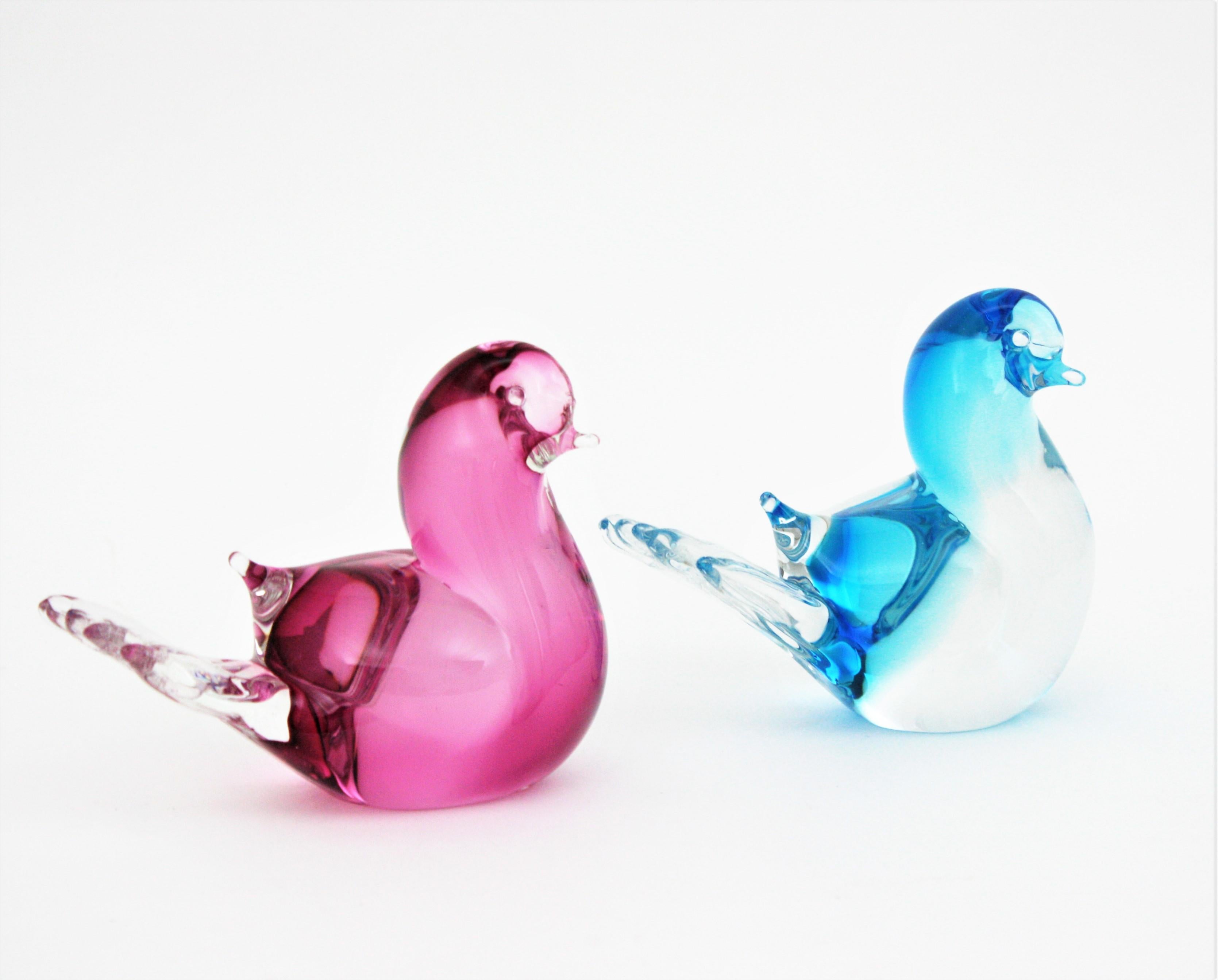 italien Paire de presse-papiers Seguso Murano oiseaux en verre d'art rose et bleu, années 1960 en vente