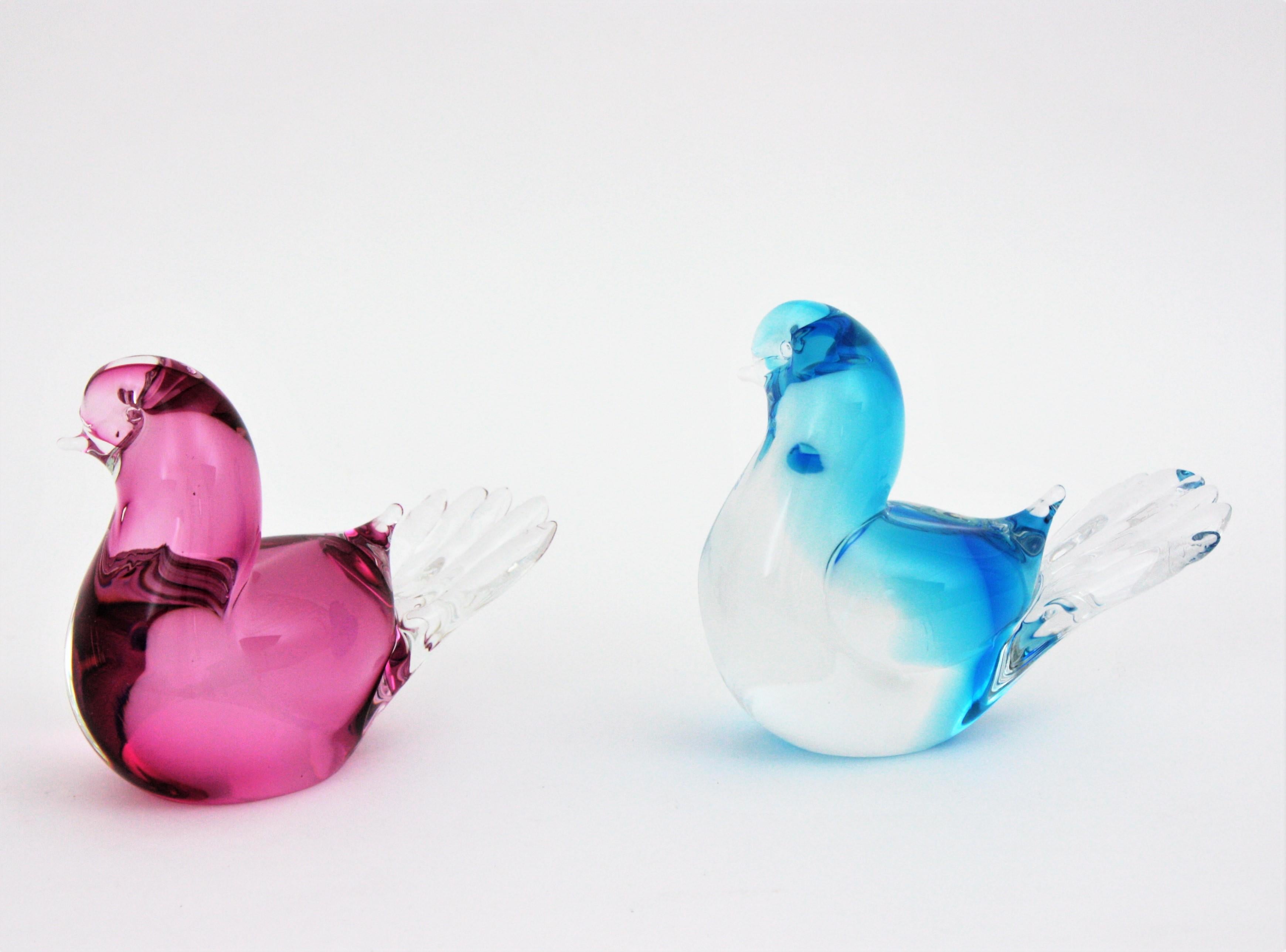 Fait main Paire de presse-papiers Seguso Murano oiseaux en verre d'art rose et bleu, années 1960 en vente