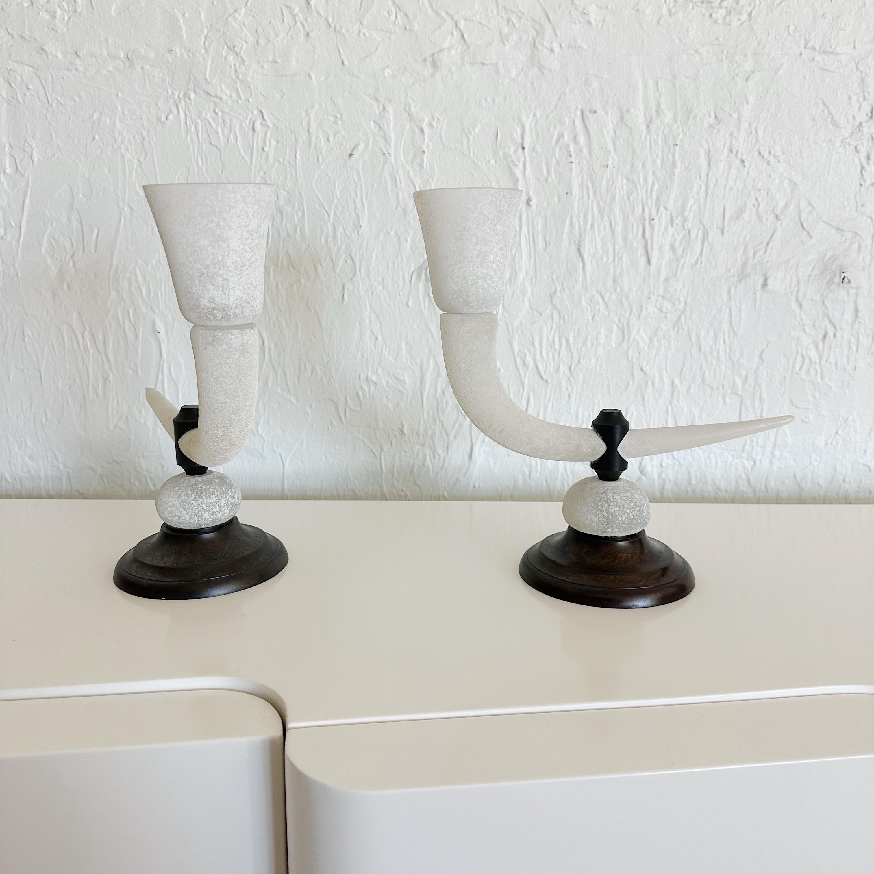 Paar Seguso Vetri D'Arte zugeschriebene italienische Murano-Kunstglas-Tischlampen in Scavo-Technik, zwei Volutenarme mit Metallfassung und Sockel, ungemarkt, Italien, 1980er Jahre. Originalverkabelung mit Kandelaberfassungen.