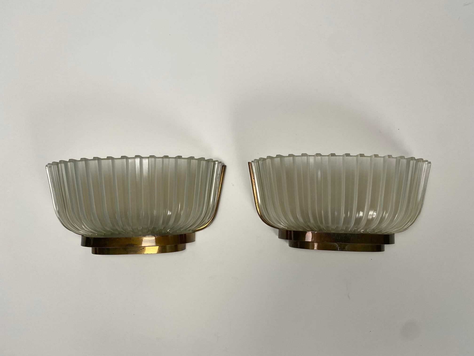 
Pair of Italian Mid-Century wall lamps from the 1940s in brass and thick Murano glass attributable to Archimede Seguso.
 It is a classic and sophisticated pieces that add a touch of luxury to any space.