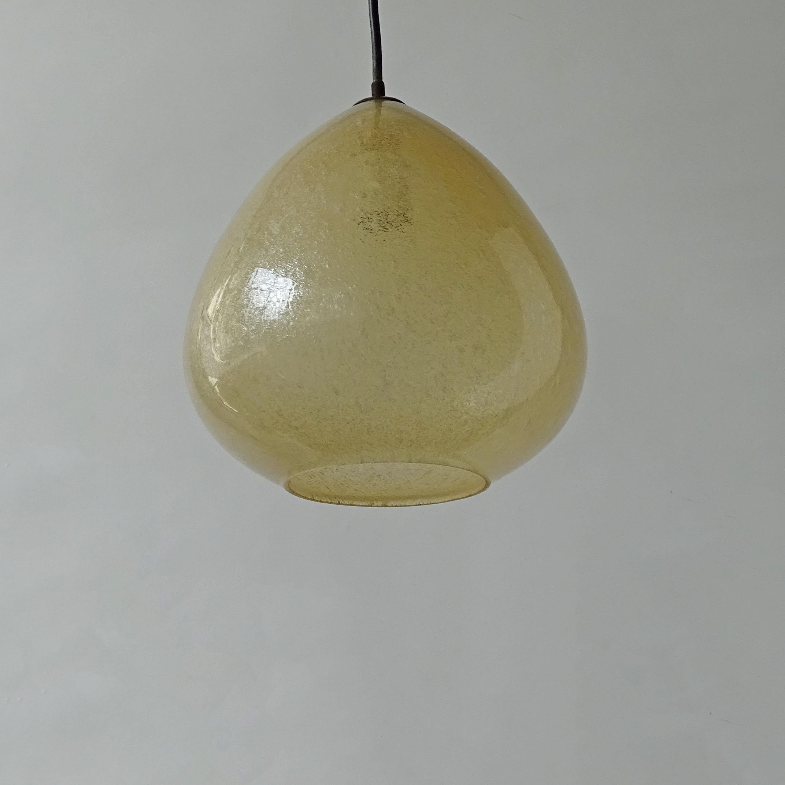 Magnifique paire de lampes suspendues Seguso en verre de Murano jaune.
