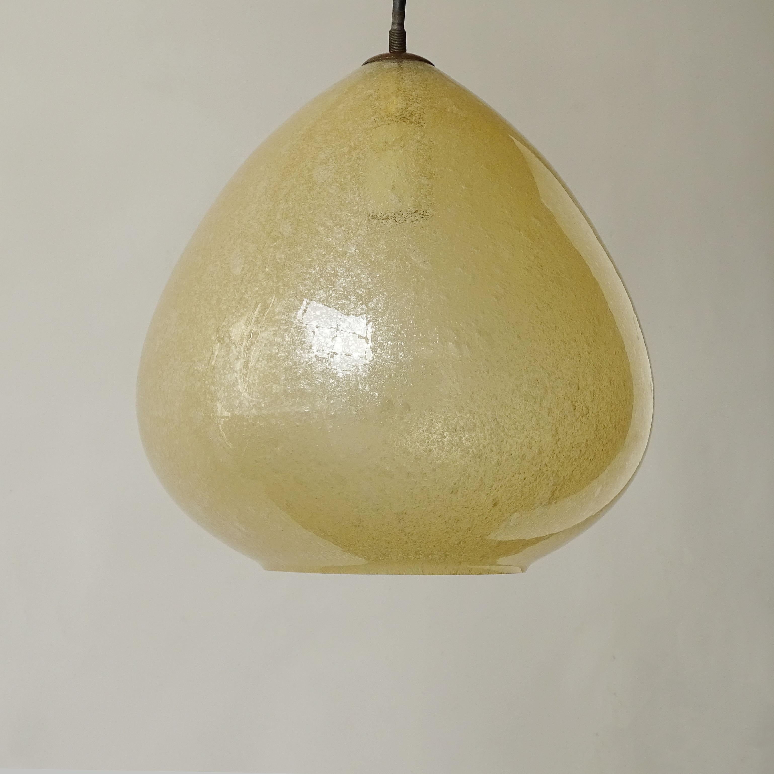 Burnished Pair of Seguso yellow Murano Glass pendant lamps, Italy 1950s For Sale
