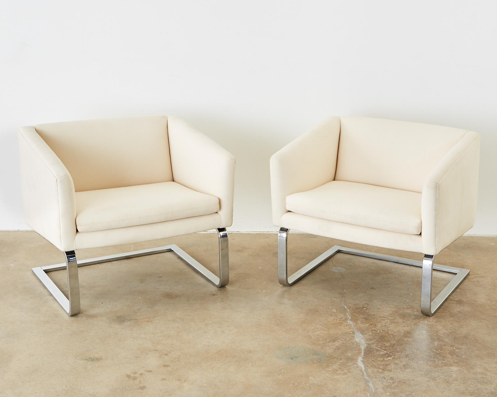 Pair of Selig Mid-Century Modern Cantilever Lounge Chairs In Good Condition In Rio Vista, CA