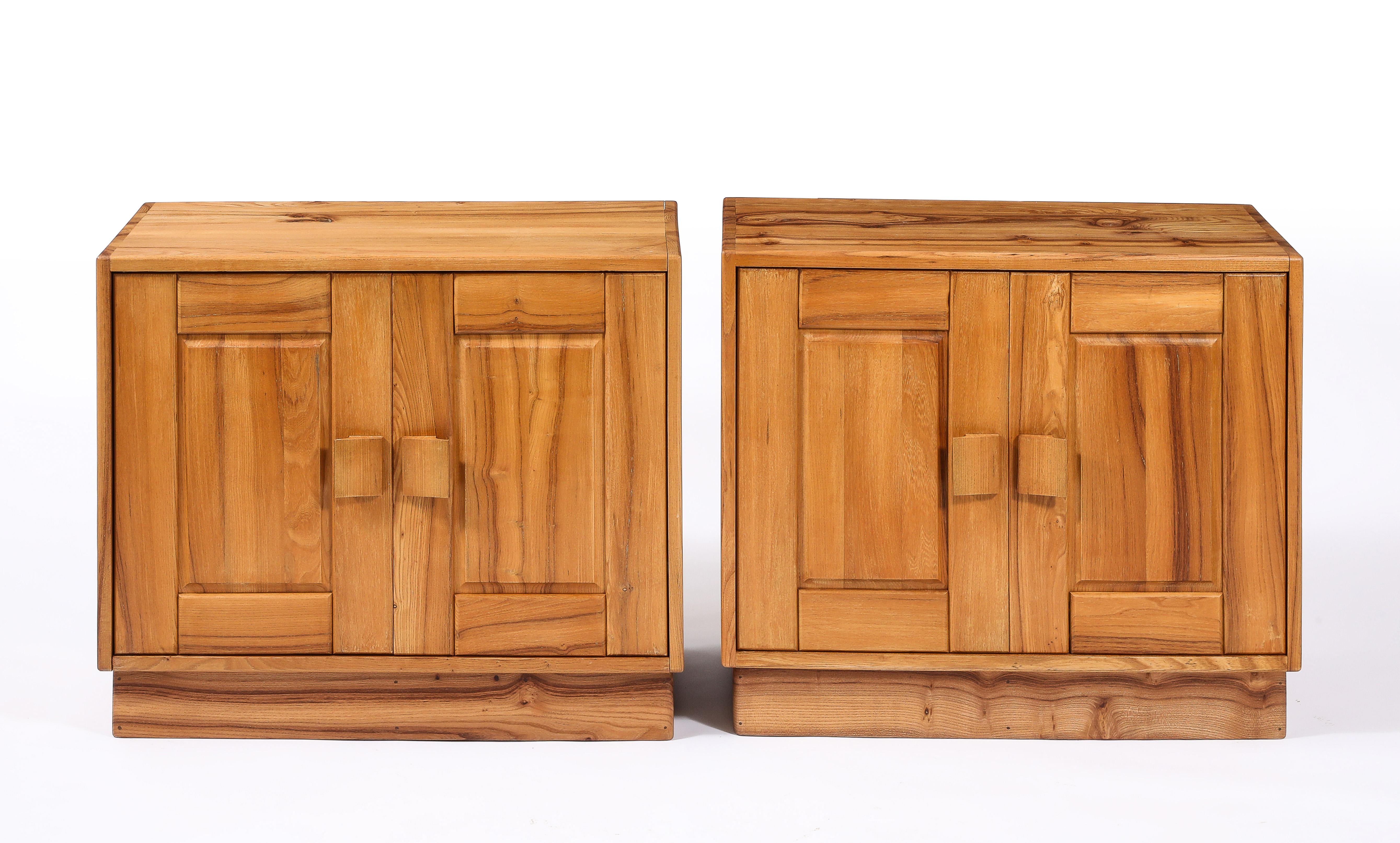 Paire de coffres par SELZ en bois d'orme avec deux portes et des poignées sculptées. Taille idéale pour une table de nuit.
