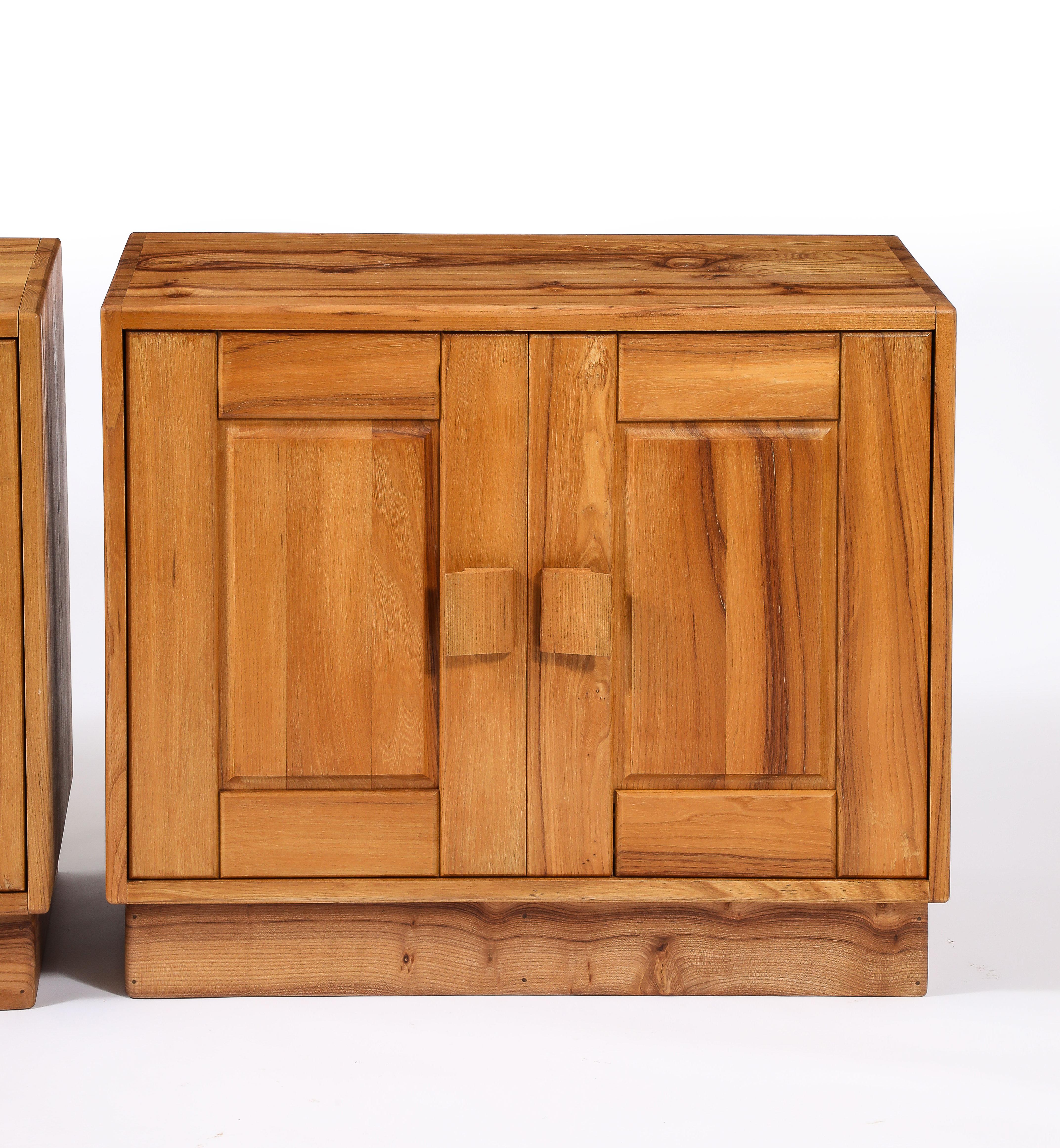 Français Paire de commodes Selz en orme, France, années 1960 en vente