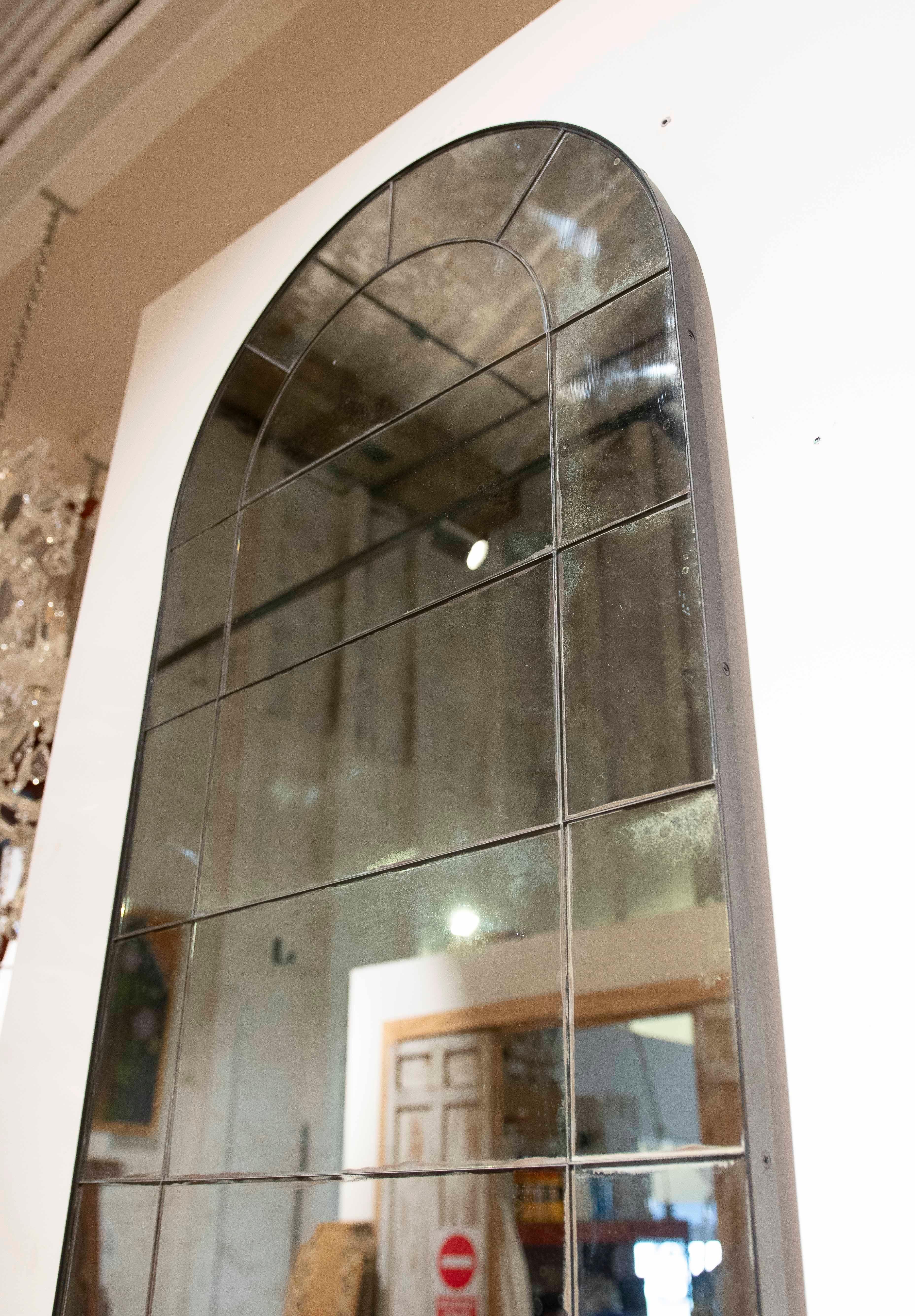 Coppia di specchi da parete ad arco semicircolare con specchi invecchiati in vendita 8