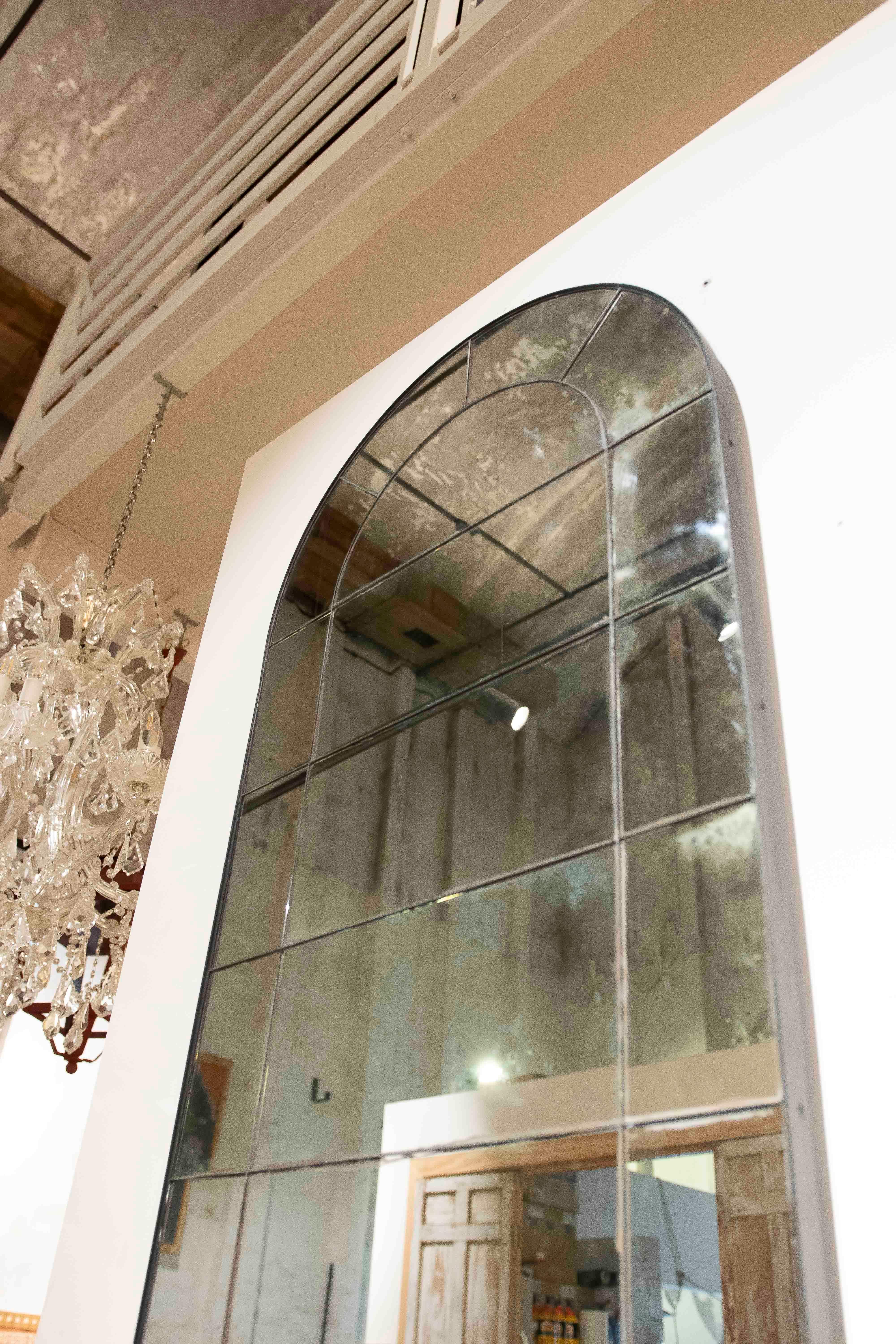 Coppia di specchi da parete ad arco semicircolare con specchi invecchiati in vendita 10