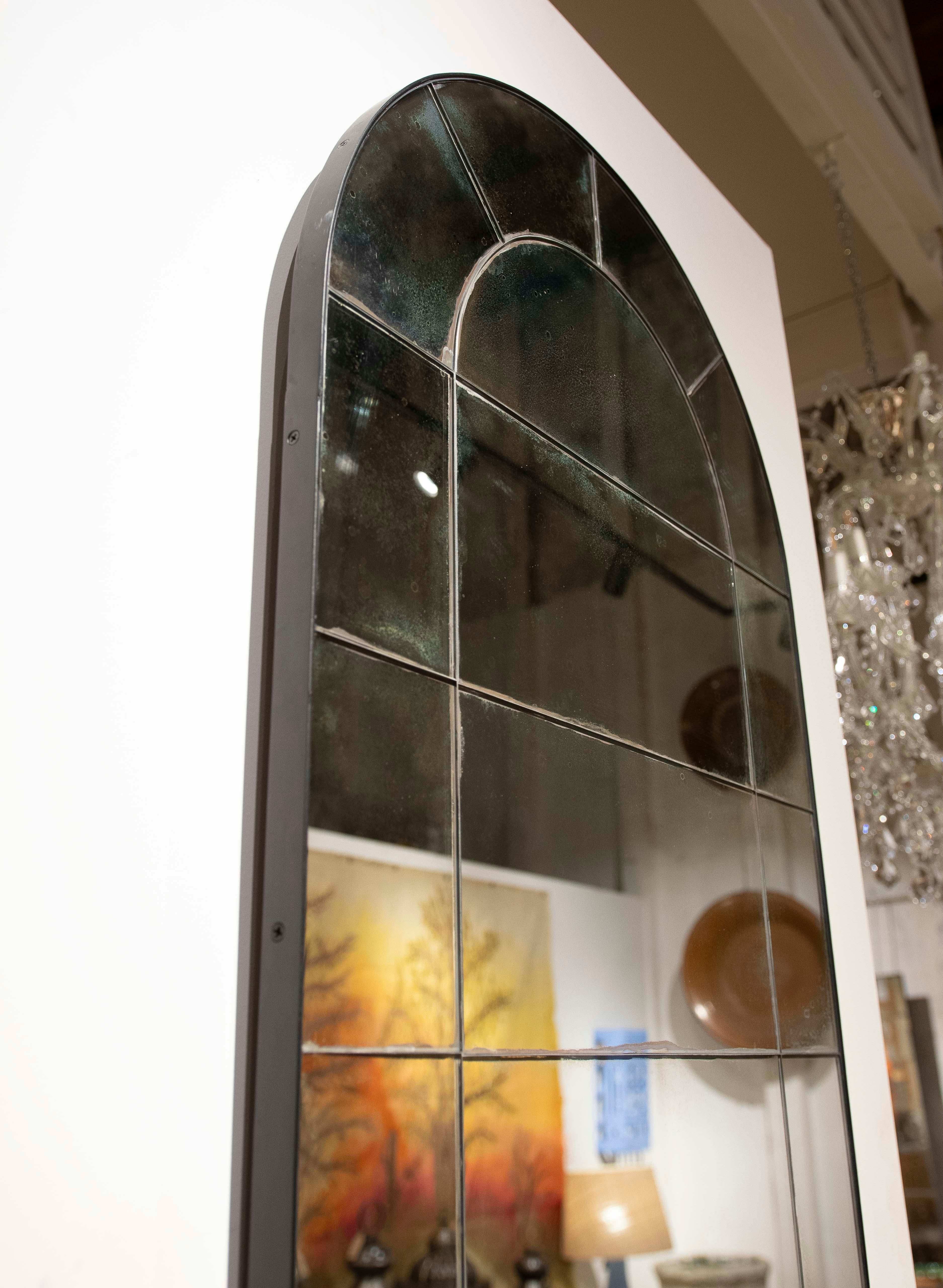 Coppia di specchi da parete ad arco semicircolare con specchi invecchiati in vendita 3