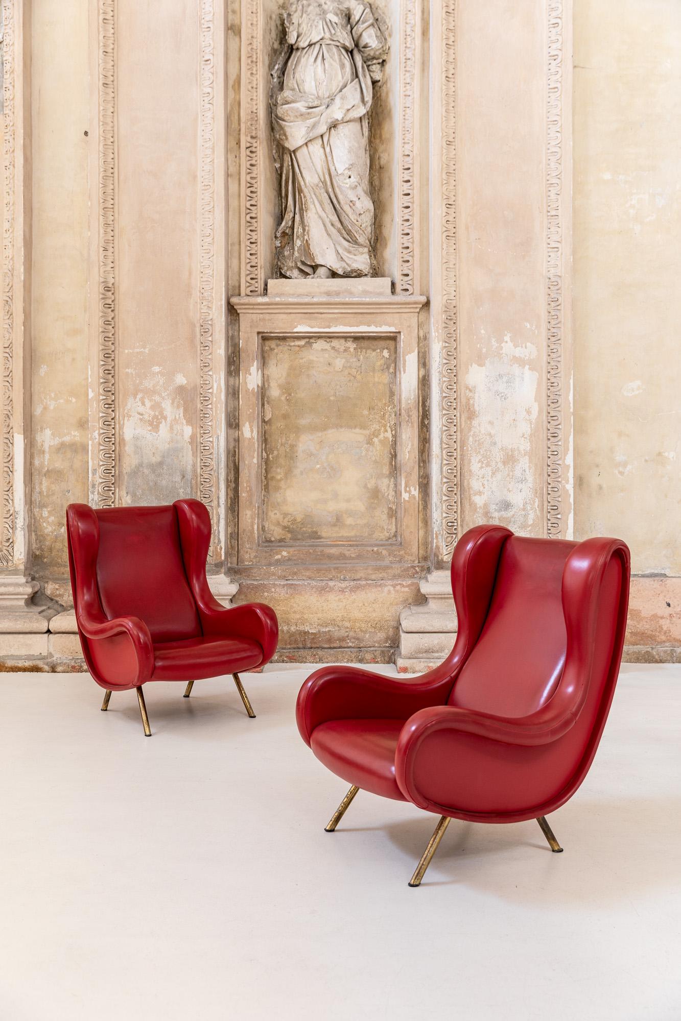 Ikonisches Sesselpaar, entworfen von Marco Zanuso und hergestellt von Arflex, Italien, 1960.
Diese beiden Loungesessel haben ihre Original-Lederbezüge.
Prächtiger Satz Stühle in ausgezeichnetem Zustand. 
Die Messingbeine sind ebenfalls im