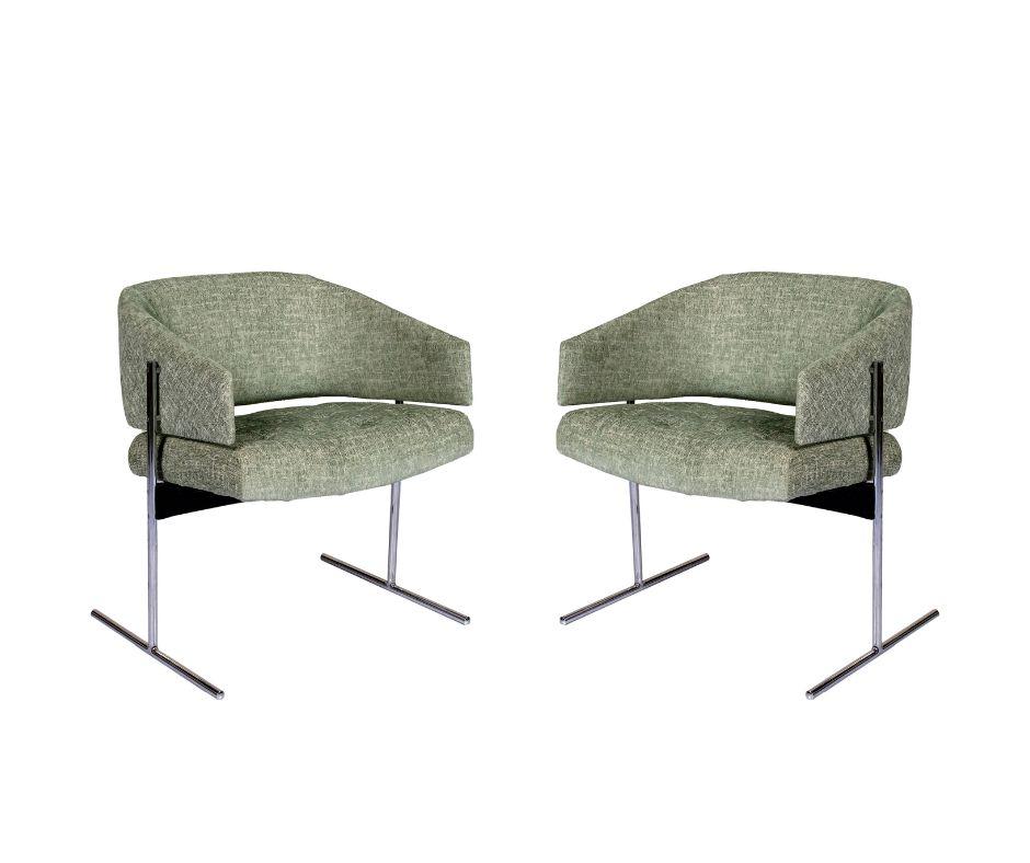 Exceptionnelle paire de la série Senior de Zalszupin, ces fauteuils illustrent sa maîtrise des proportions et de la légèreté structurelle. Les pieds en porte-à-faux et le cadre ouvert donnent une impression de suspension, ce qui confère à l'assise