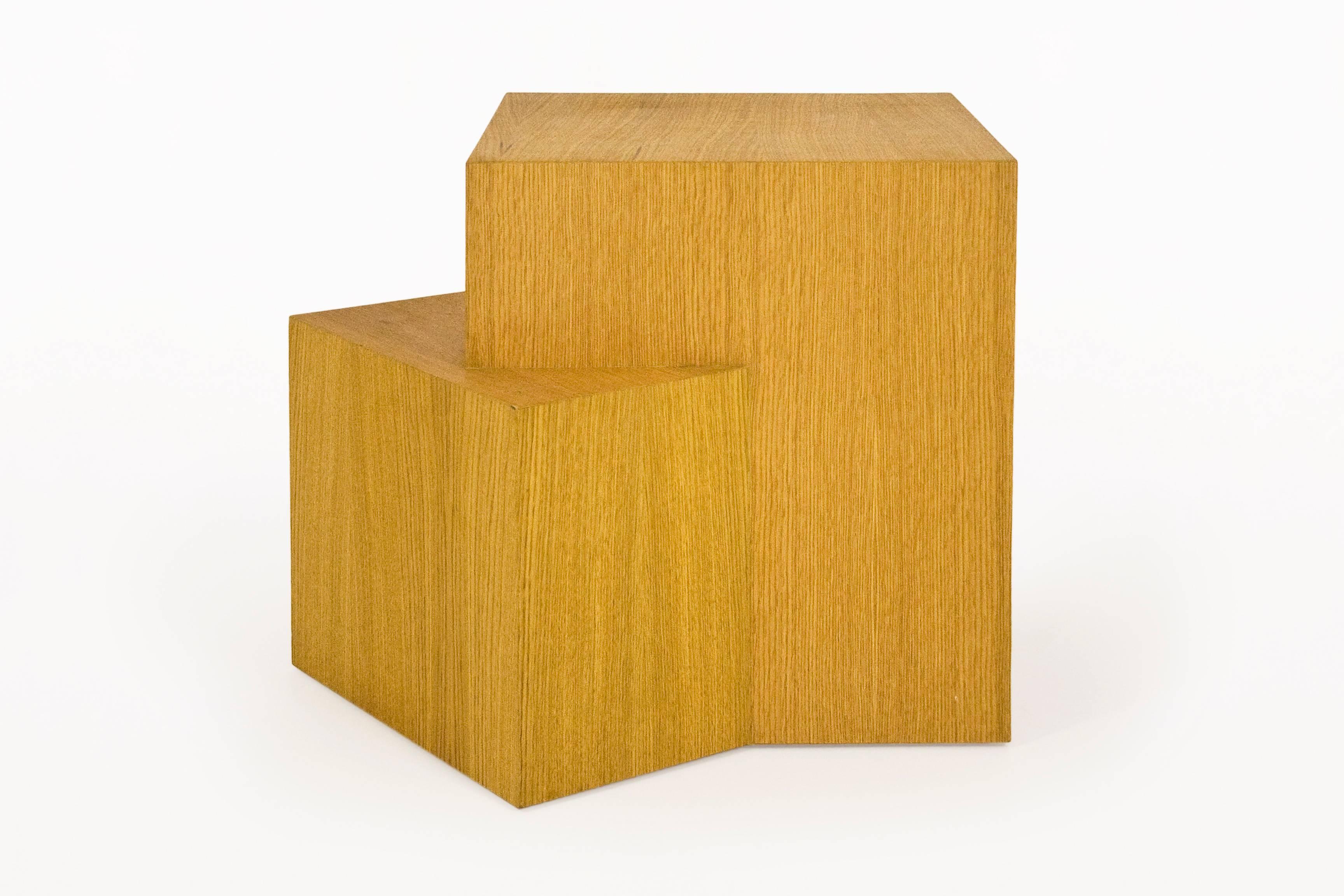 Mesas auxiliares contemporáneas Serge Castella.
Diseño de cubo entrecruzado
Acabado chapado
Personalizable: Tamaño y acabado
hechos a mano por nuestros artesanos aquí en España
Hecho a medida.
Estado nuevo.
 