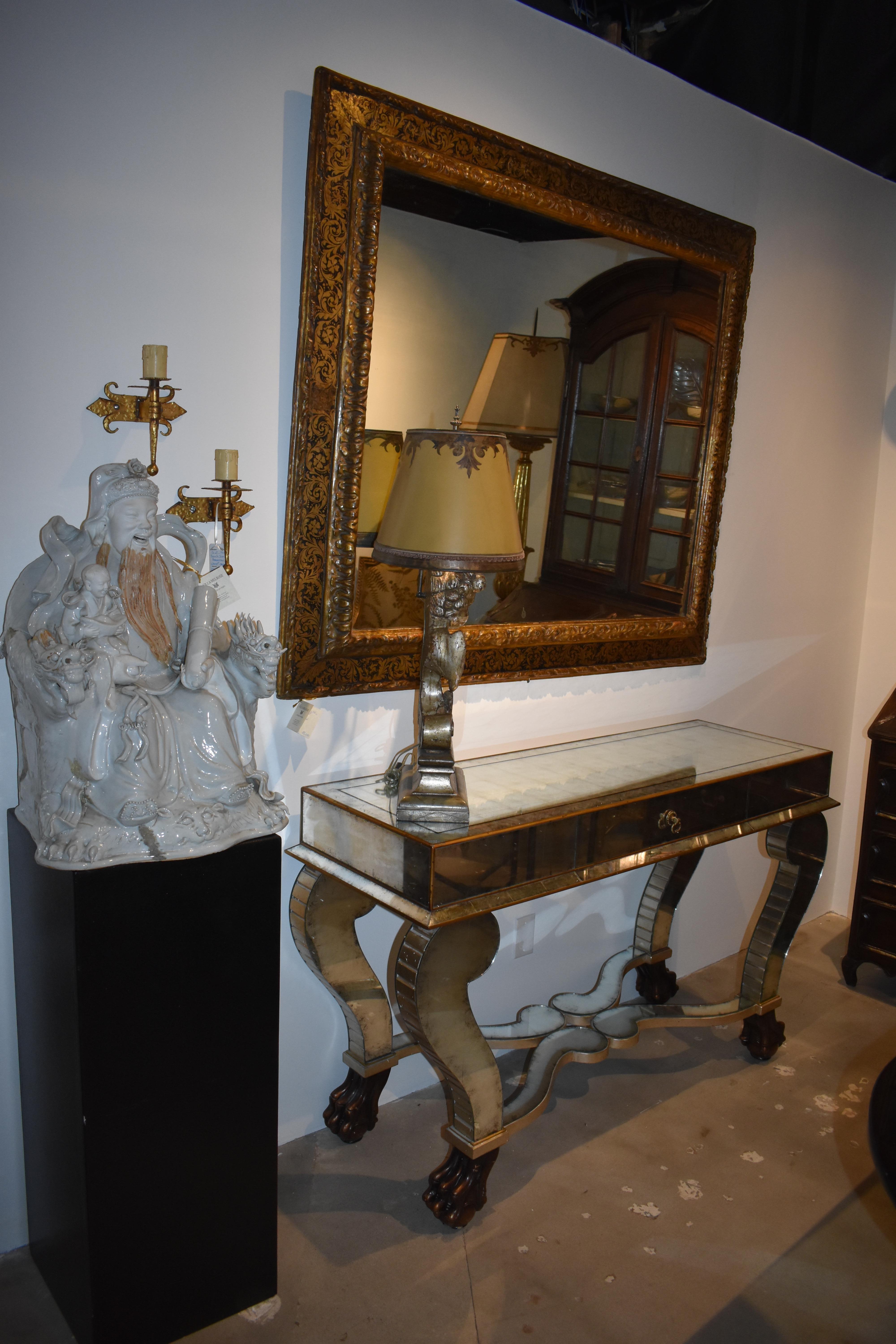 Ein Paar moderne Konsolentische mit einer Schublade und Füßen im Klauen- und Klauenstil. Aus Silber und handgefertigte, gealterte, gealterte Glomise-Spiegel im Stil von Serge Roche.