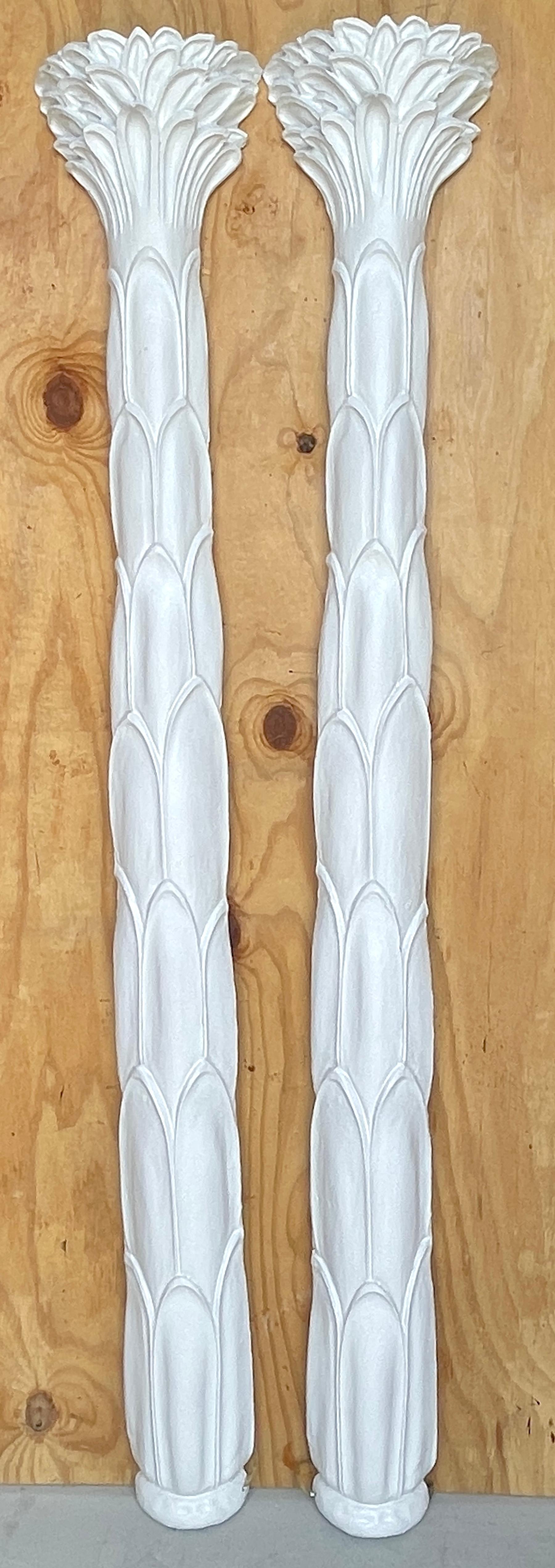 Paar Palmettenfackeln im Stil von Serge Roche
Circa 1970er Jahre

Paar Serge Roche Style Palmette Torchieres Wandmontage Palmen Stehlampen. Jede Leuchte ist ein atemberaubendes Beispiel für stromlinienförmiges modernes Design, inspiriert von der
