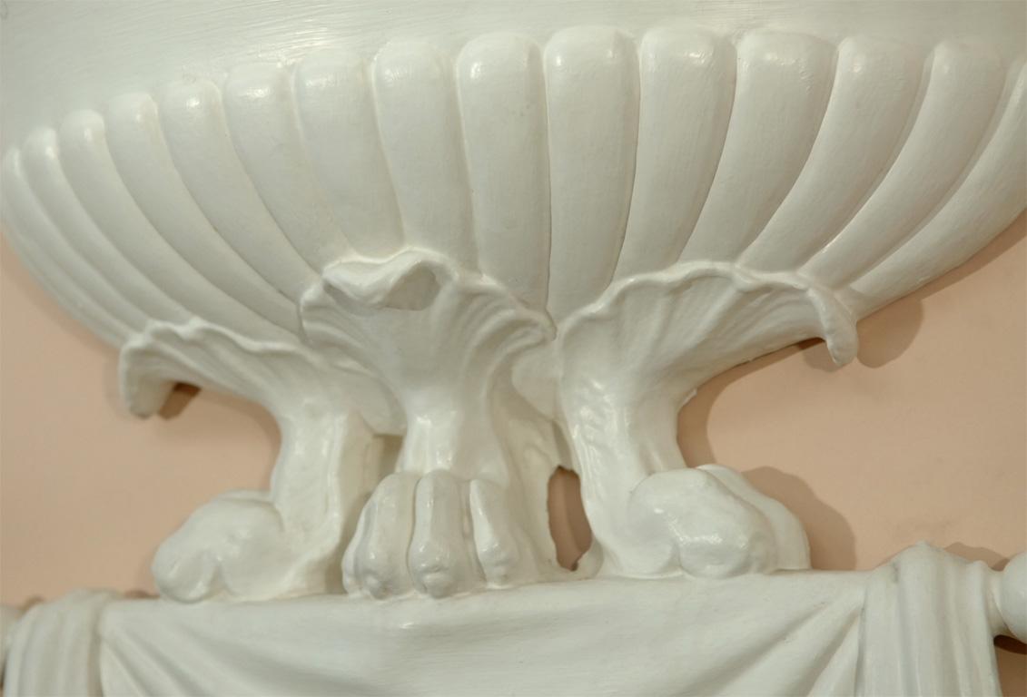 Milieu du XXe siècle Paire d'appliques en plâtre blanc sculpté à la main de style Serge Roche en vente