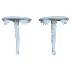 Pareja de soportes/estantes de pared de palmeta de madera lacada en blanco estilo Serge Roche