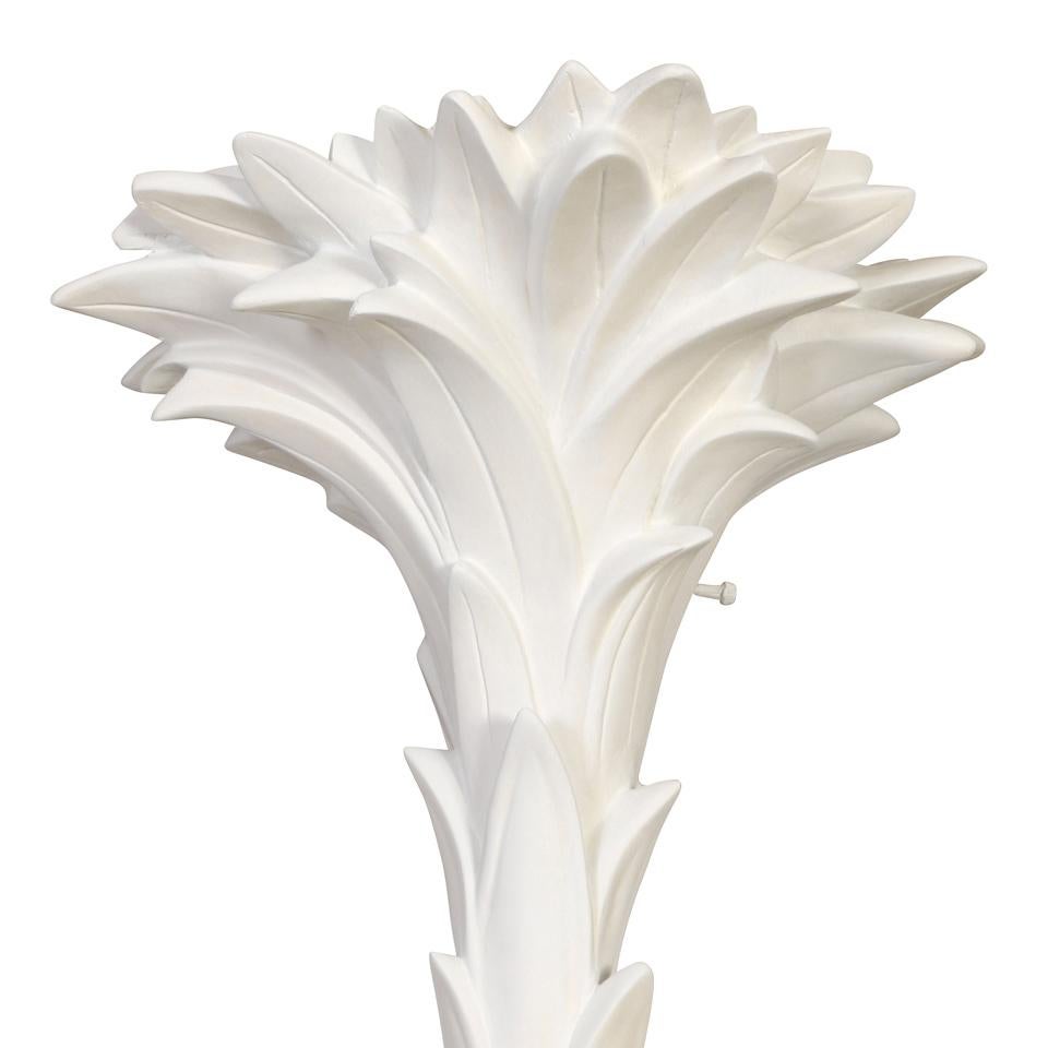 Paar weiße Palmblatt-Torchieres im Serge Roche-Stil (Hollywood Regency) im Angebot