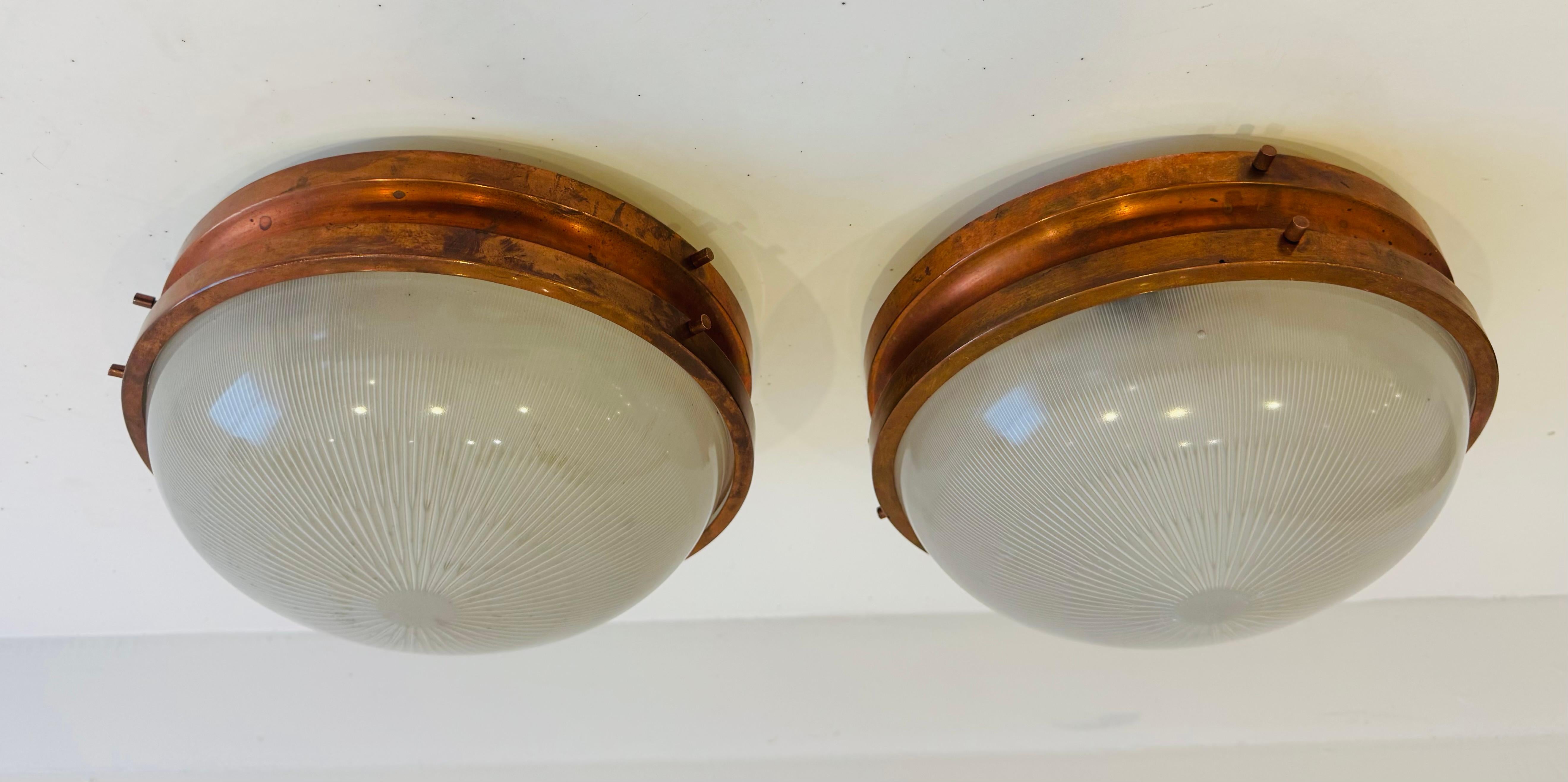 Paire de plafonniers classiques des années 1960, conçus par Sergio Mazza pour Artemide. Elles sont composées de luminaires en cuivre vieilli et d'abat-jours en verre hallophane légèrement dépoli. Recâblage avec deux prises en porcelaine standard.