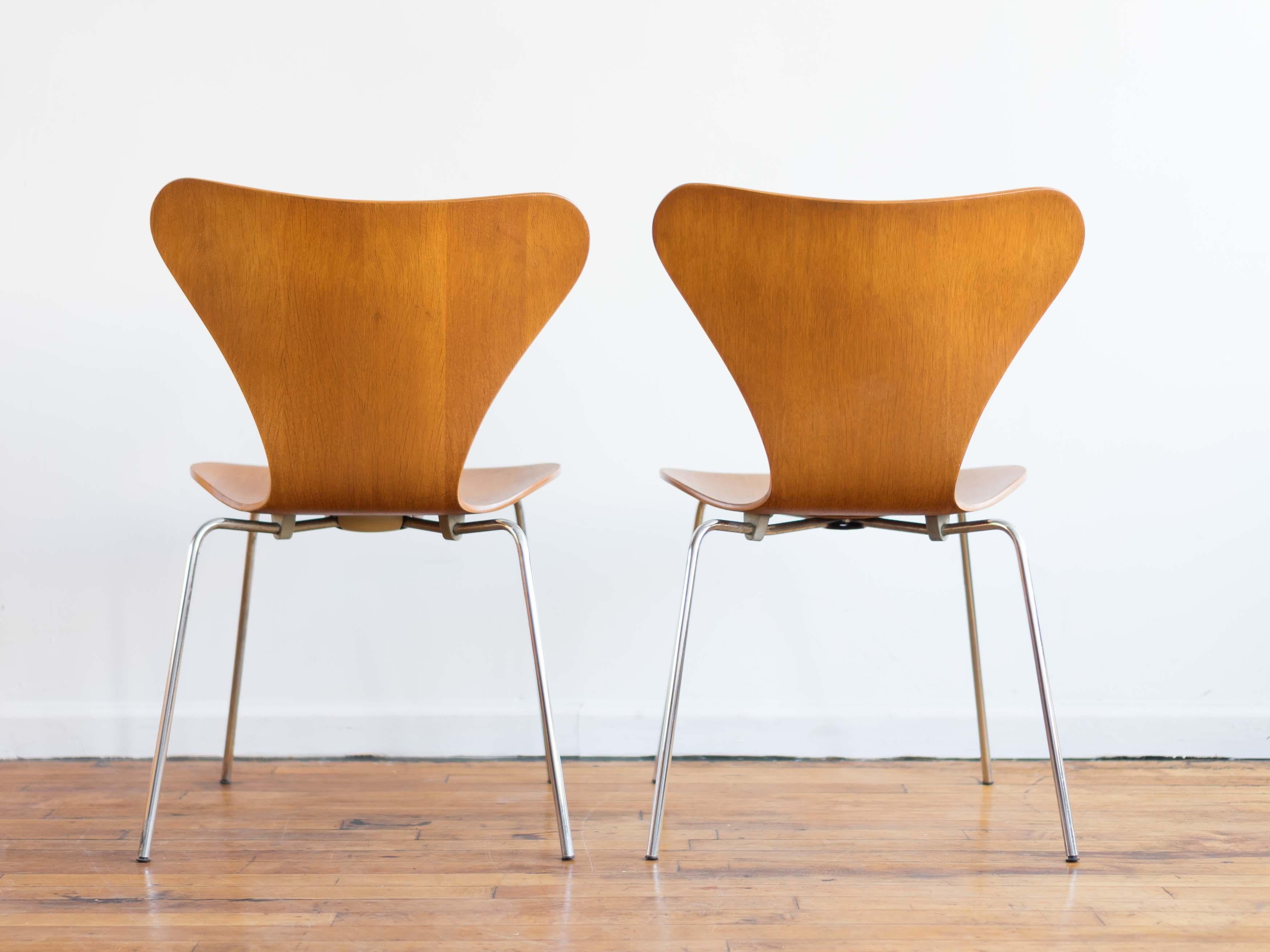 Paire de chaises papillon emblématiques d'Arne Jacobson, conçues pour Fritz Hansen dans les années 1950. Fabriqué en contreplaqué cintré en chêne européen avec des pieds chromés. Le chêne scié en long présente magnifiquement ses mouchetures et ses