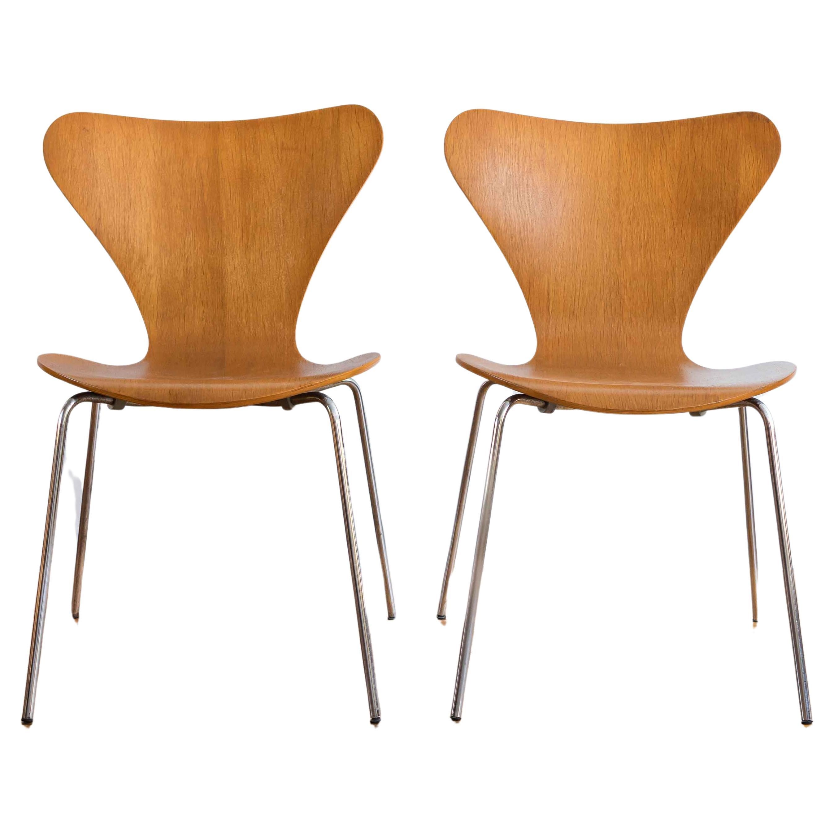 Pair of Series 7 "Butterfly" Dining Chairs by Arne Jacobson for Fritz Hansen For Sale