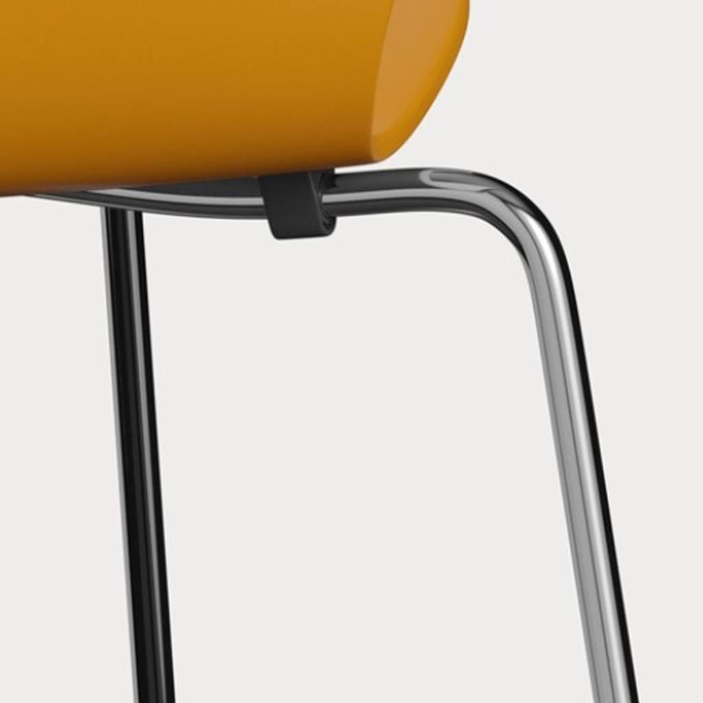 Laqué Paire de chaises Series 7, jaune brûlé et chrome acier d'Arne Jacobsen en vente
