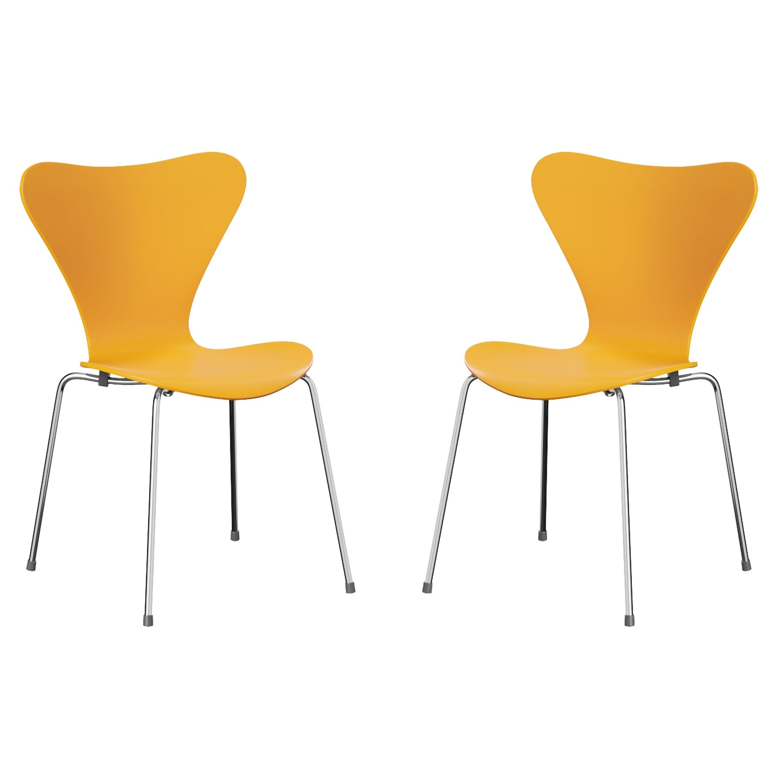 Paire de chaises Series 7, jaune brûlé et chrome acier d'Arne Jacobsen en vente