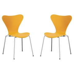Coppia di sedie Serie 7, giallo bruciato e acciaio cromato di Arne Jacobsen