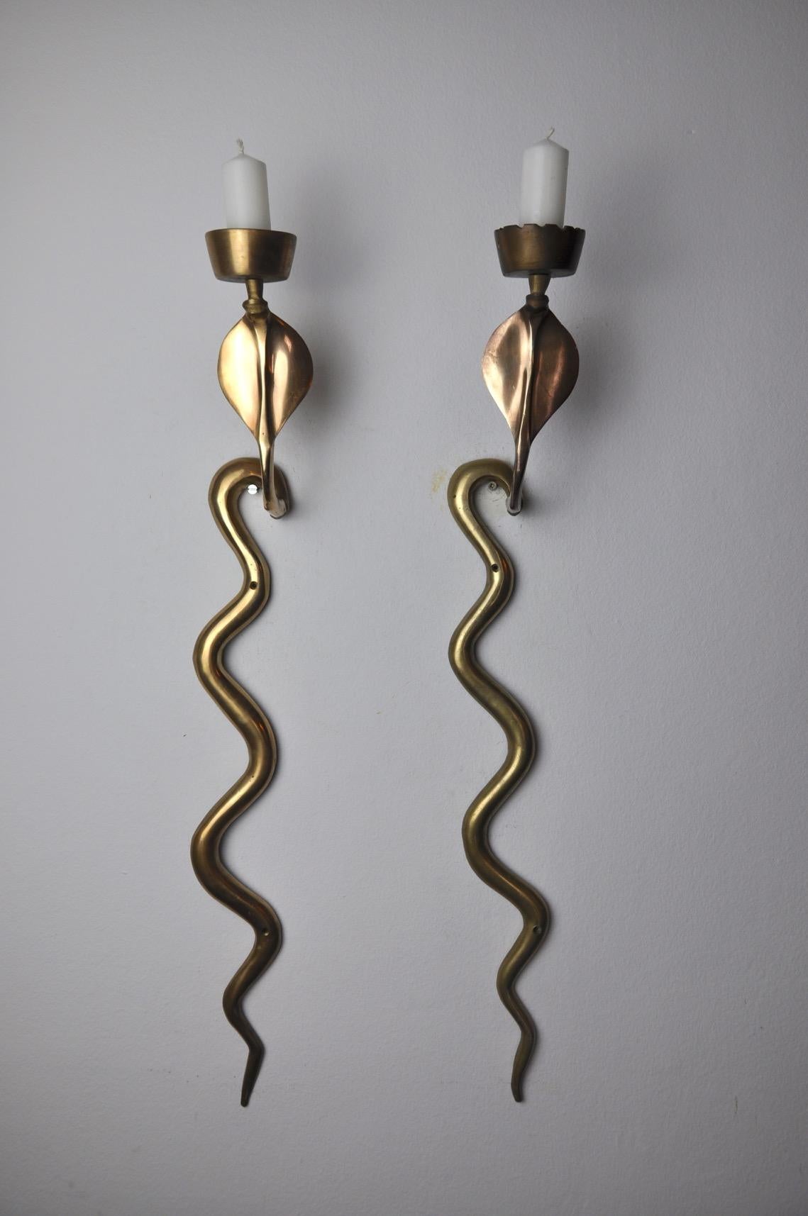 Very beautiful, large and rare pair of candlesticks in the shape of a snake designated and produced by Italo Valenti in the 1970s. Large golden brass structure, these two Brutalist candlesticks are a true work of art. Unique objects that will
