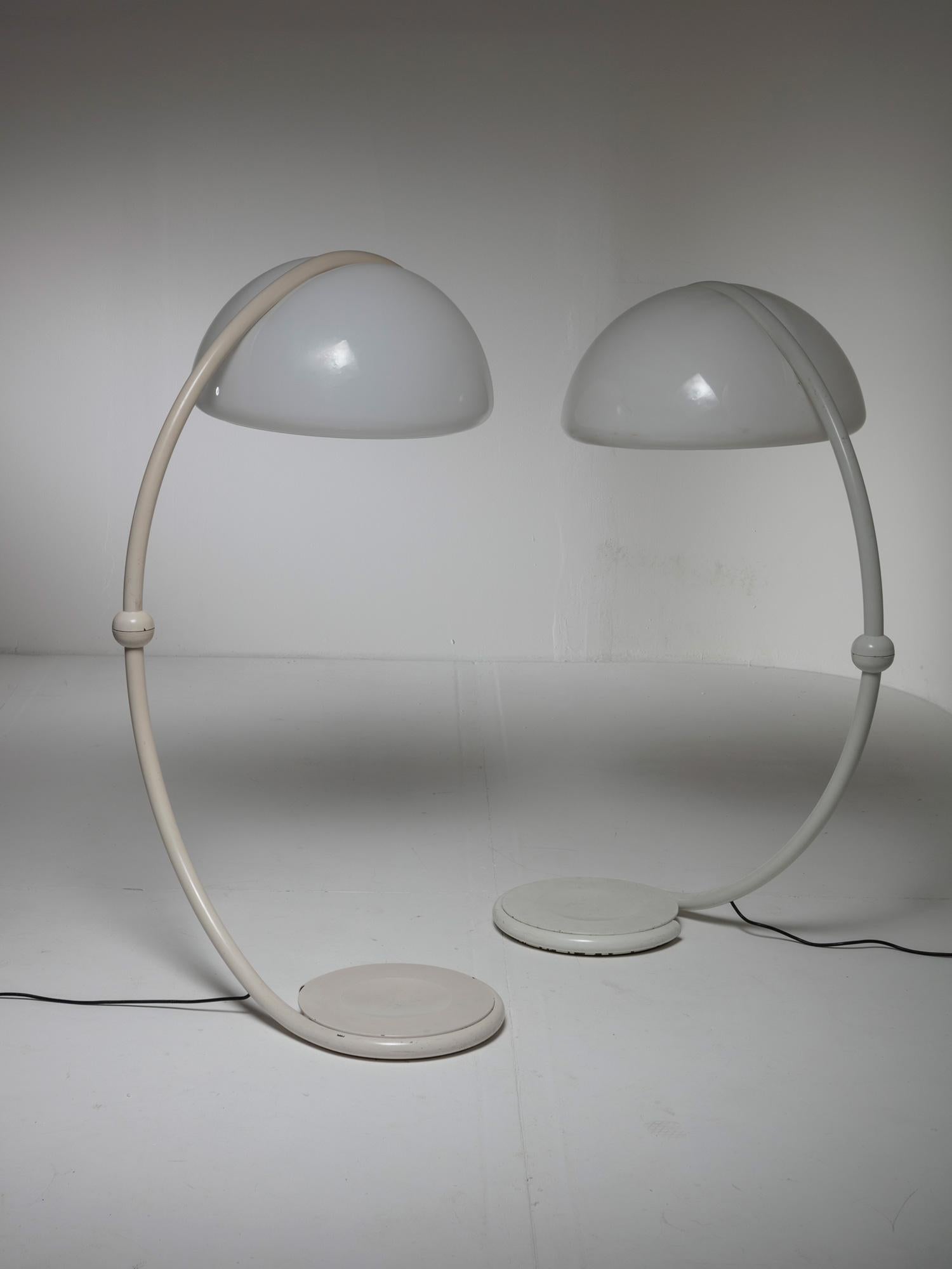 Rare set of two Serpente floor lamps by Elio Martinelli for Martinelli Luce.
Revolving arm allows to use it in all horizontal positions.
