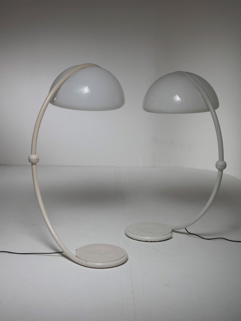 Rare set of two Serpente floor lamps by Elio Martinelli for Martinelli Luce.
Revolving arm allows to use it in all horizontal positions.