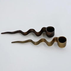 Coppia di portacandele in ottone a serpentina